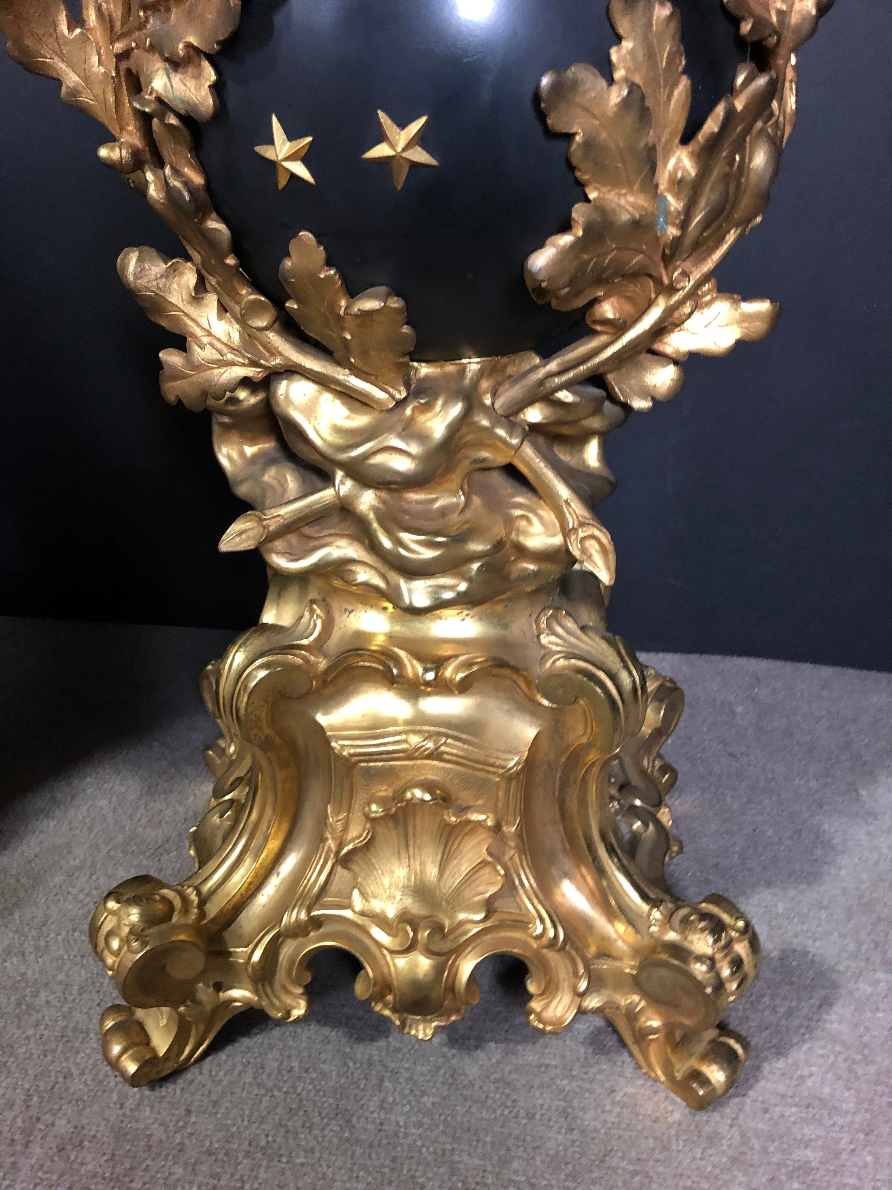 Paar vergoldete und patinierte Bronze Chenets von monumentaler Größe im Angebot 1