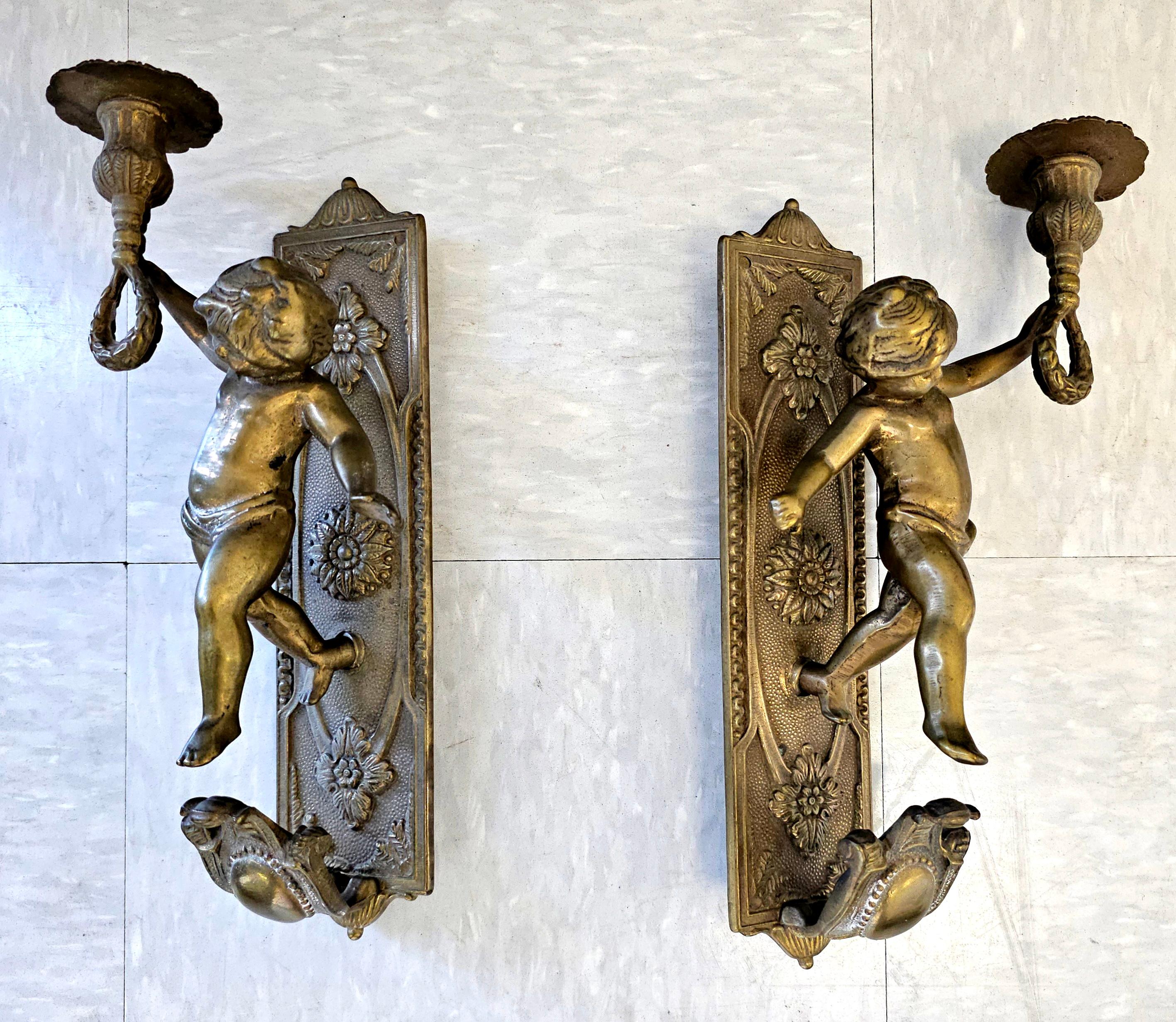 Pareja de candelabros figurados con querubines de bronce.
Mide 7