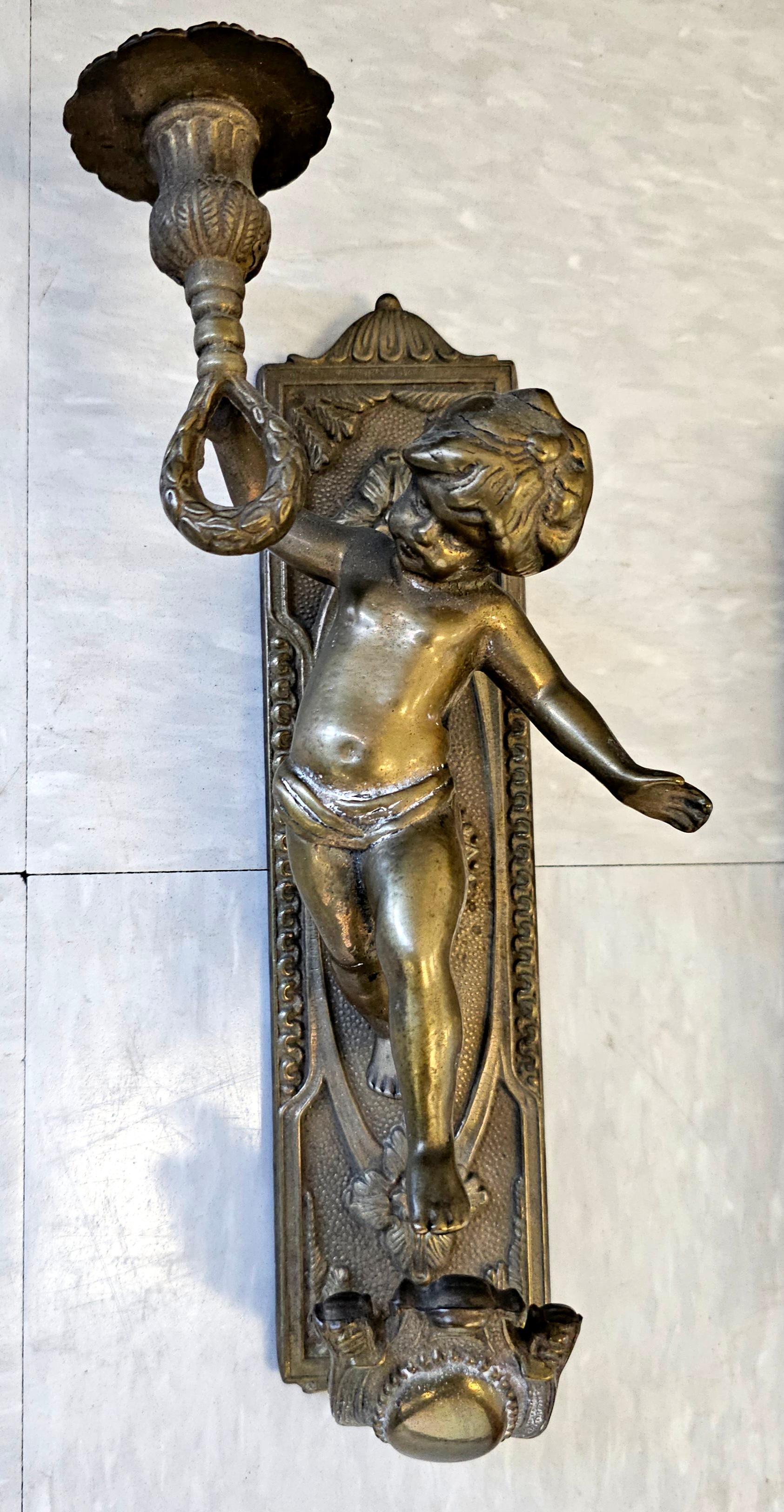 Pareja de candelabros figurados con querubines de bronce Neoclásico en venta