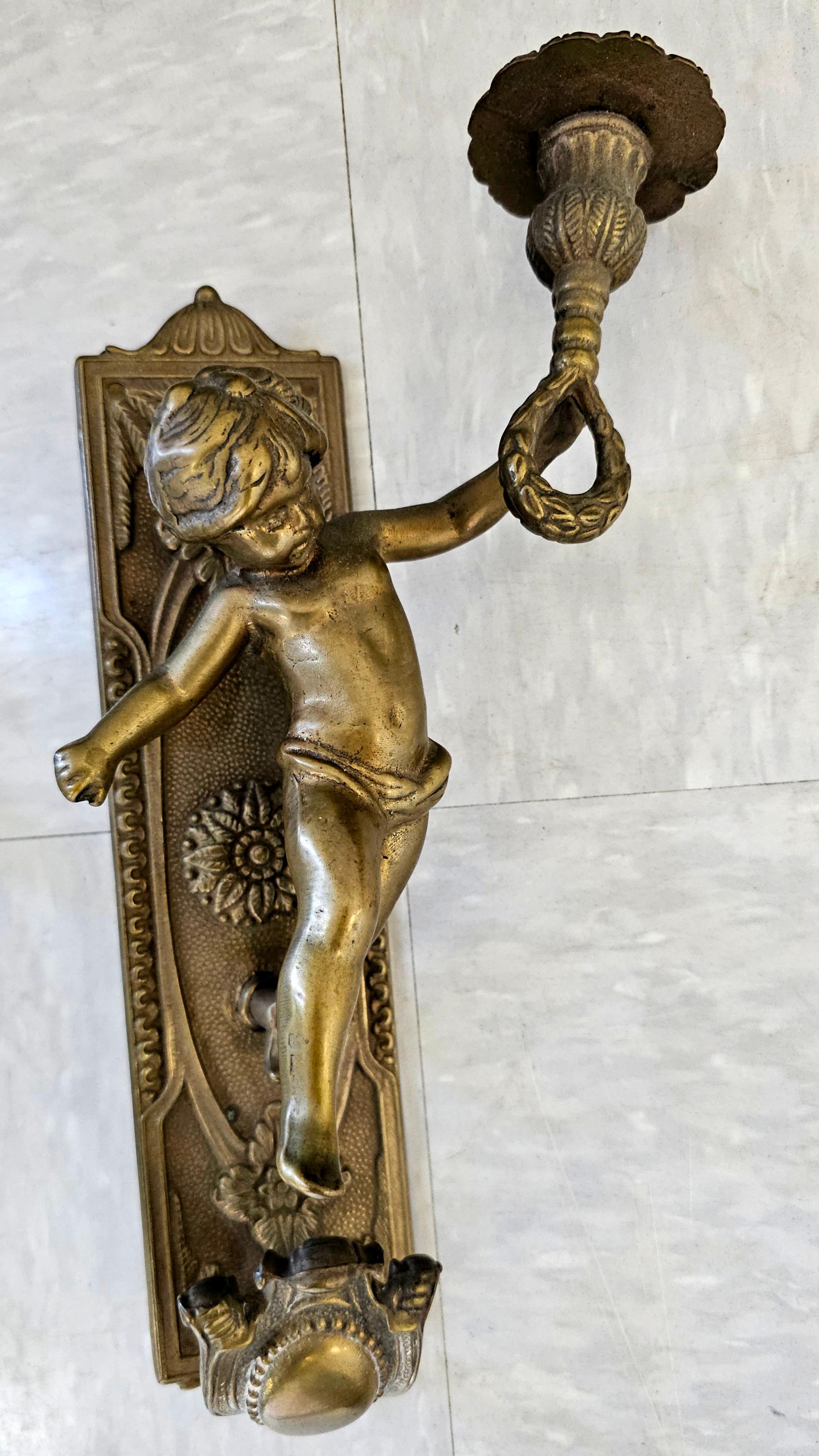 Pareja de candelabros figurados con querubines de bronce Estadounidense en venta