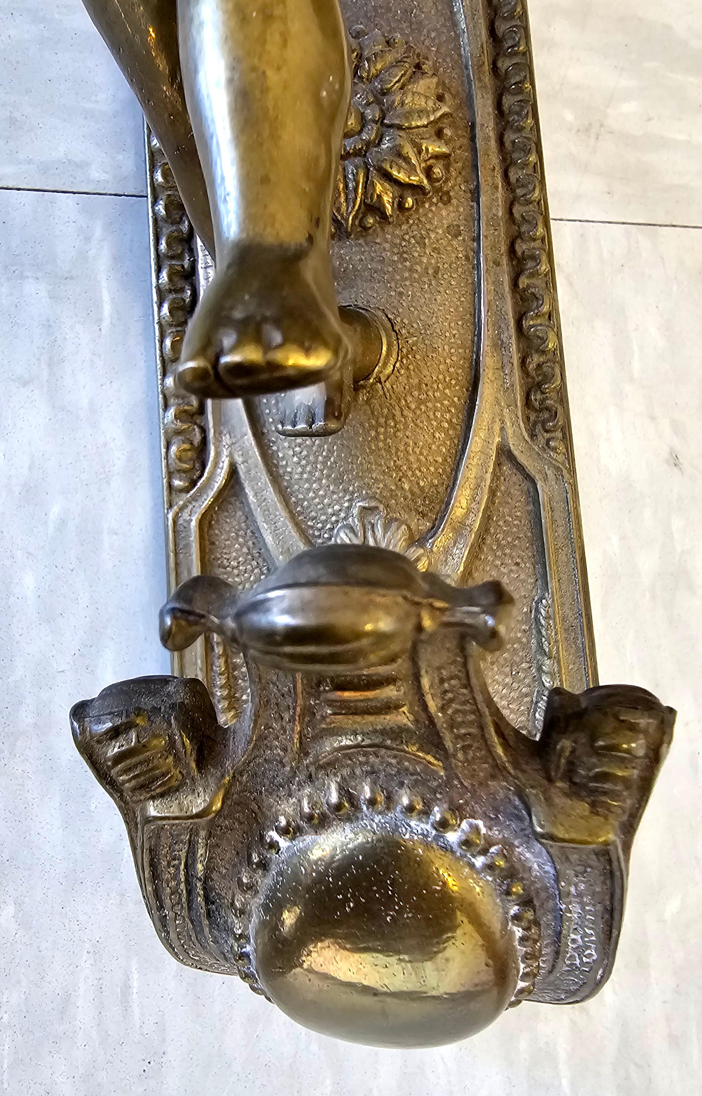 Pareja de candelabros figurados con querubines de bronce Metalistería en venta