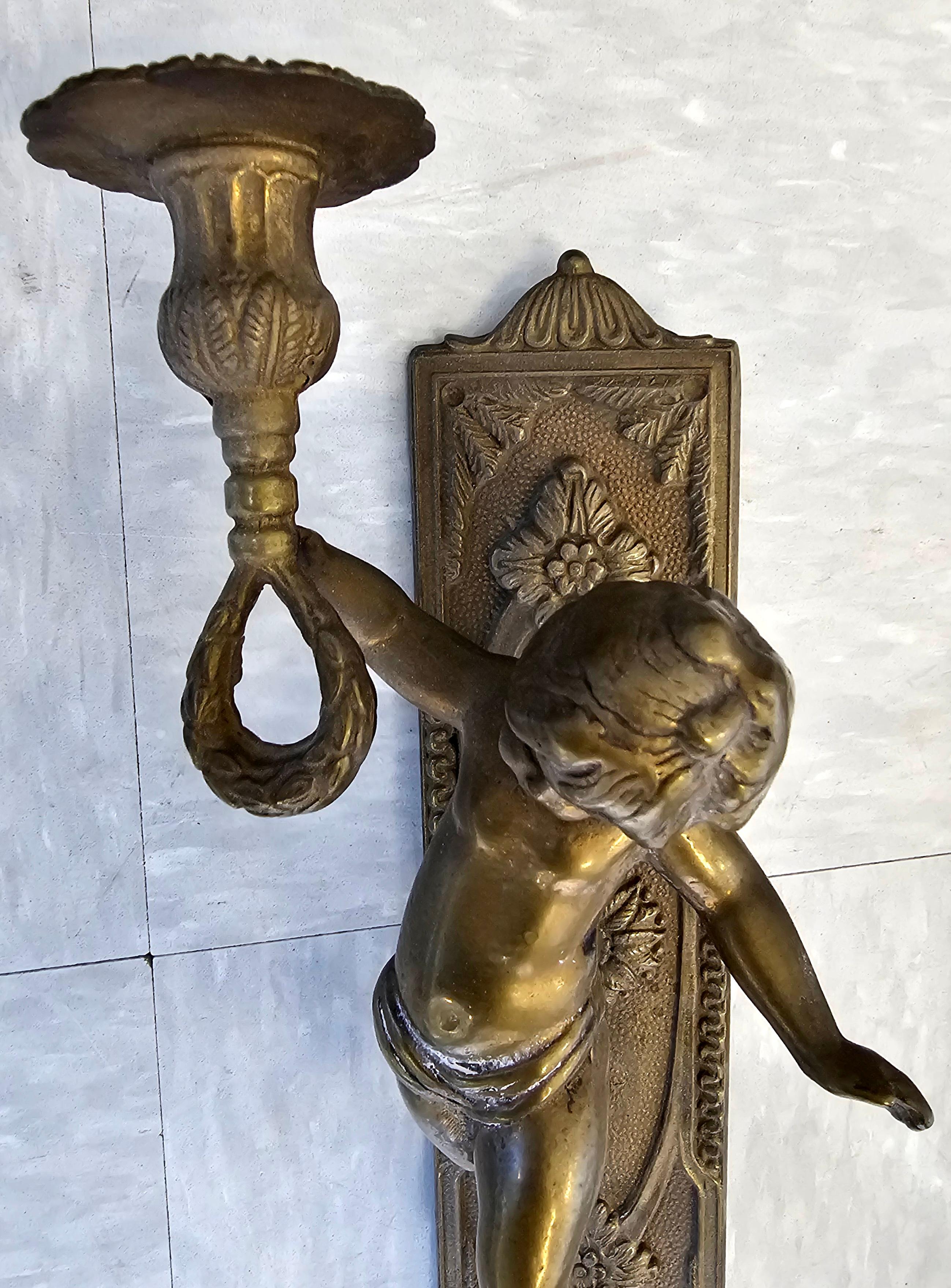Pareja de candelabros figurados con querubines de bronce en Bueno estado para la venta en Germantown, MD