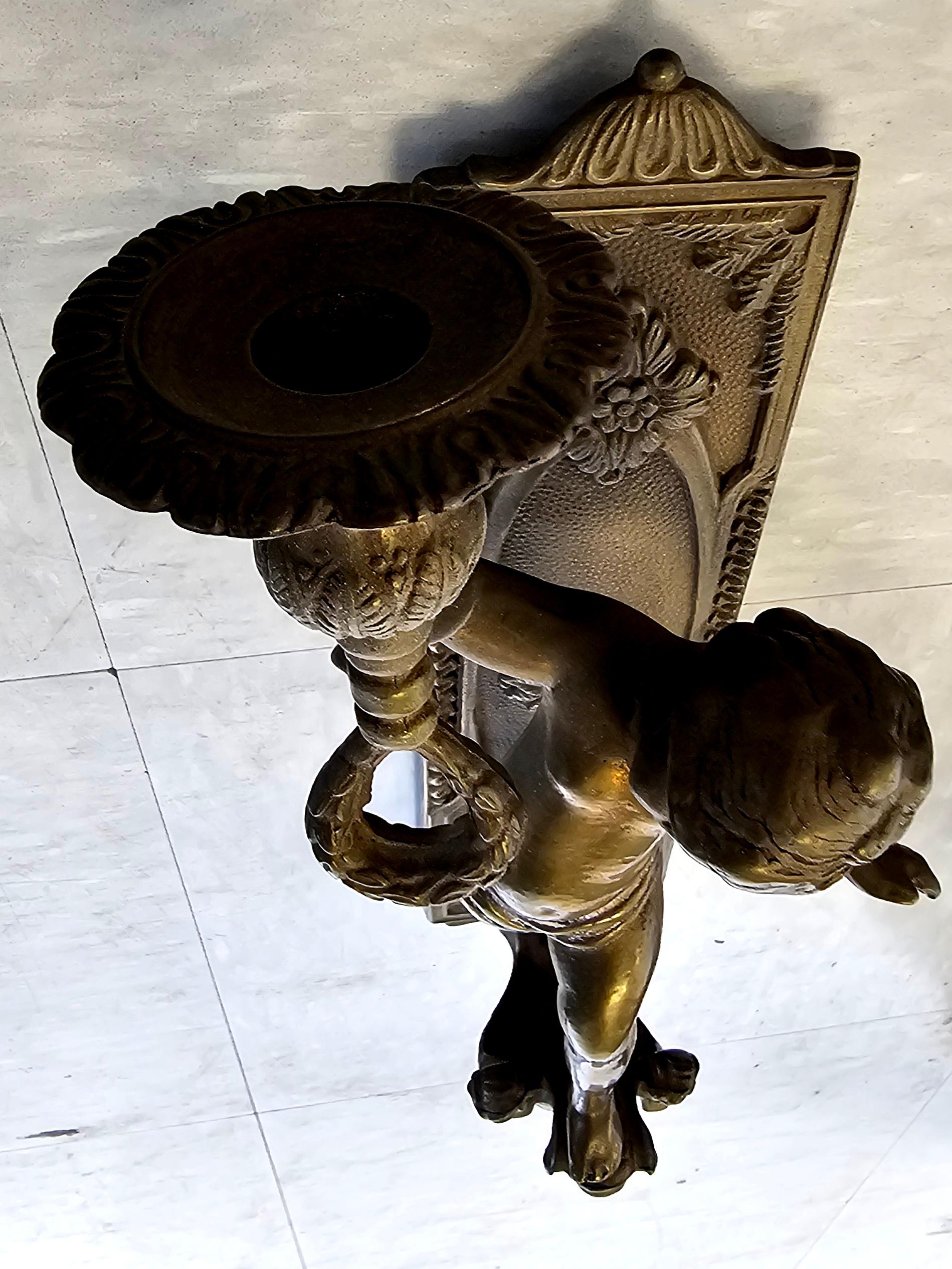 Pareja de candelabros figurados con querubines de bronce siglo XX en venta