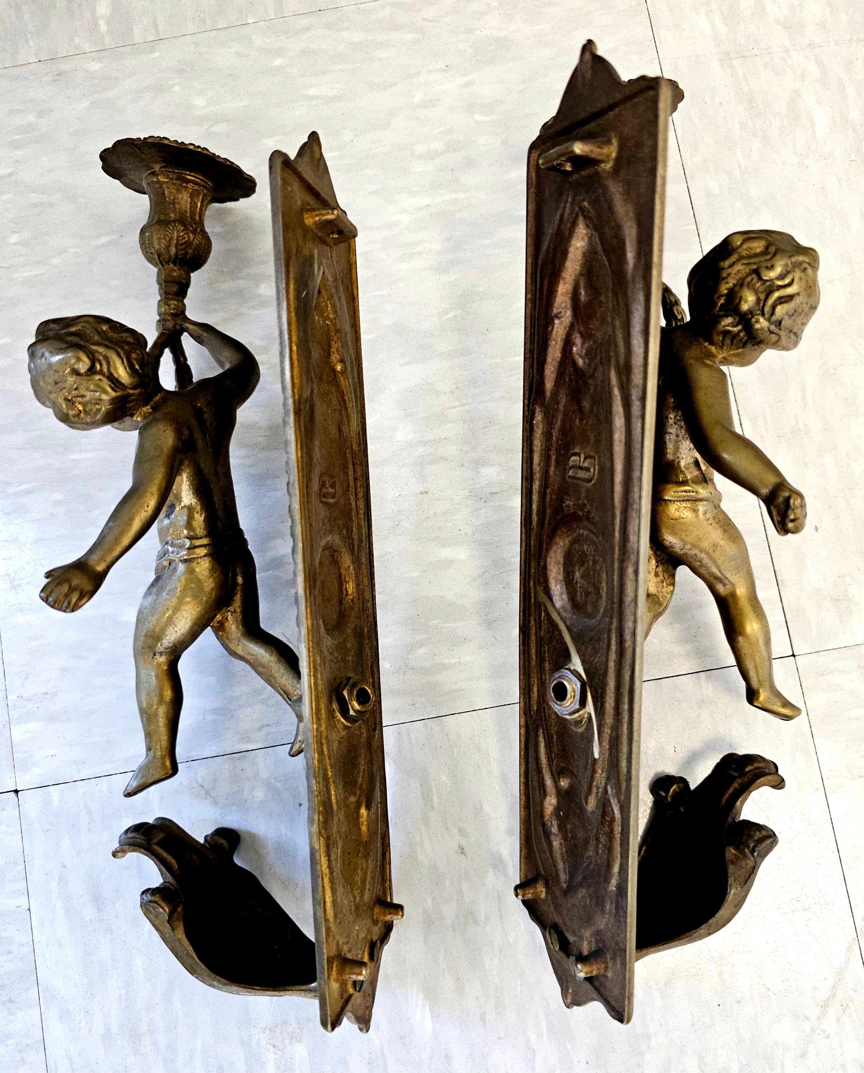 Pareja de candelabros figurados con querubines de bronce Bronce en venta