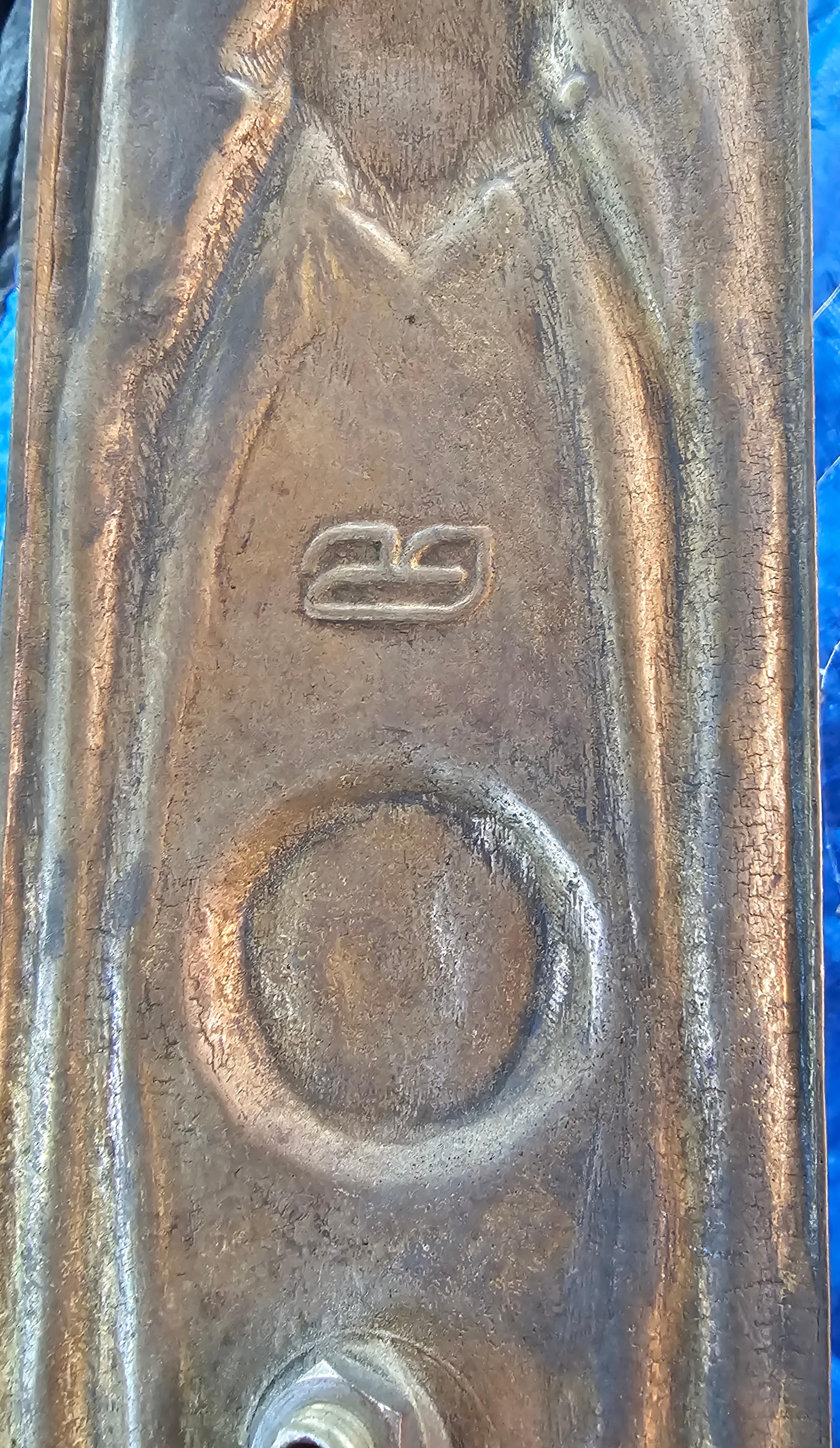 Pareja de candelabros figurados con querubines de bronce en venta 1
