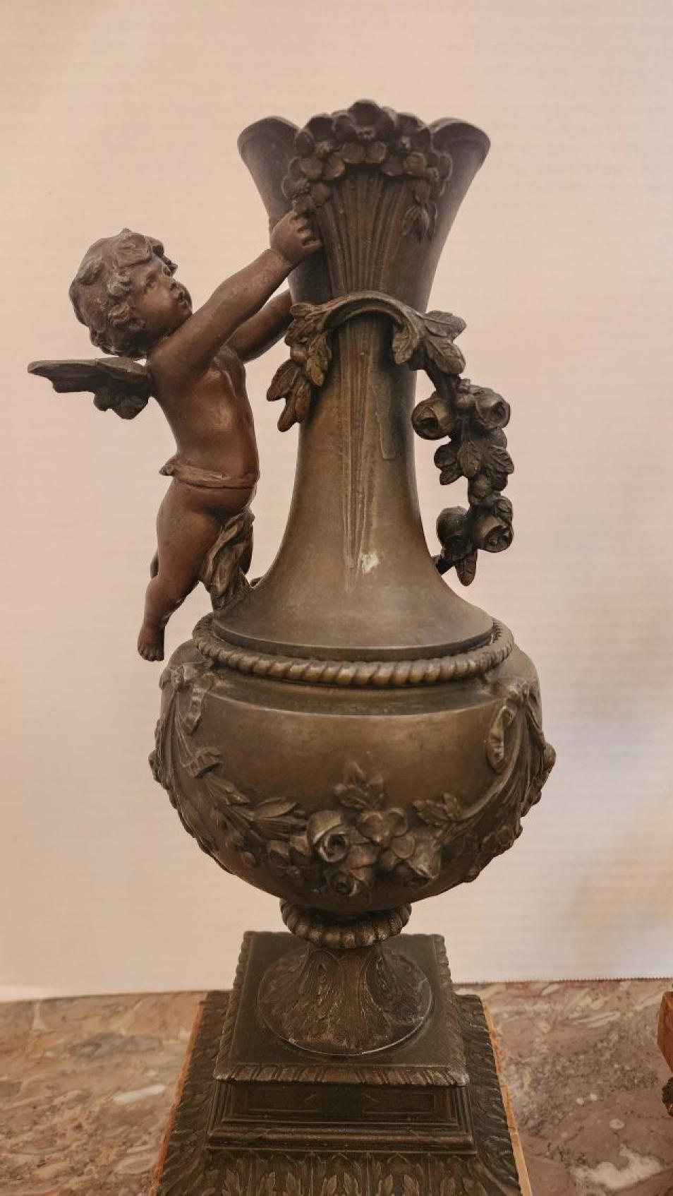 Art Nouveau Coppia di vasi ornamentali Cherubini in bronzo in vendita