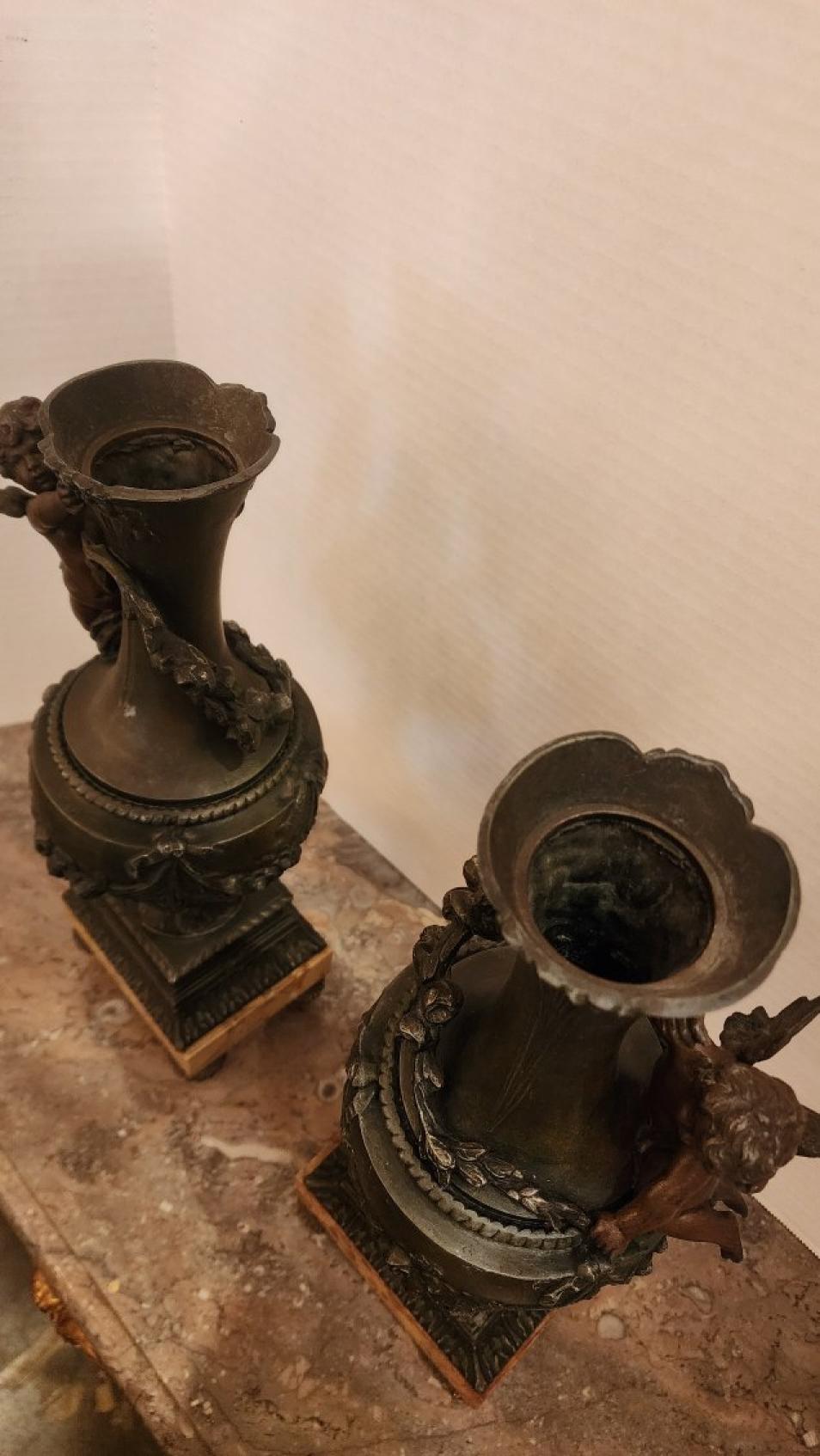 Italiano Coppia di vasi ornamentali Cherubini in bronzo in vendita