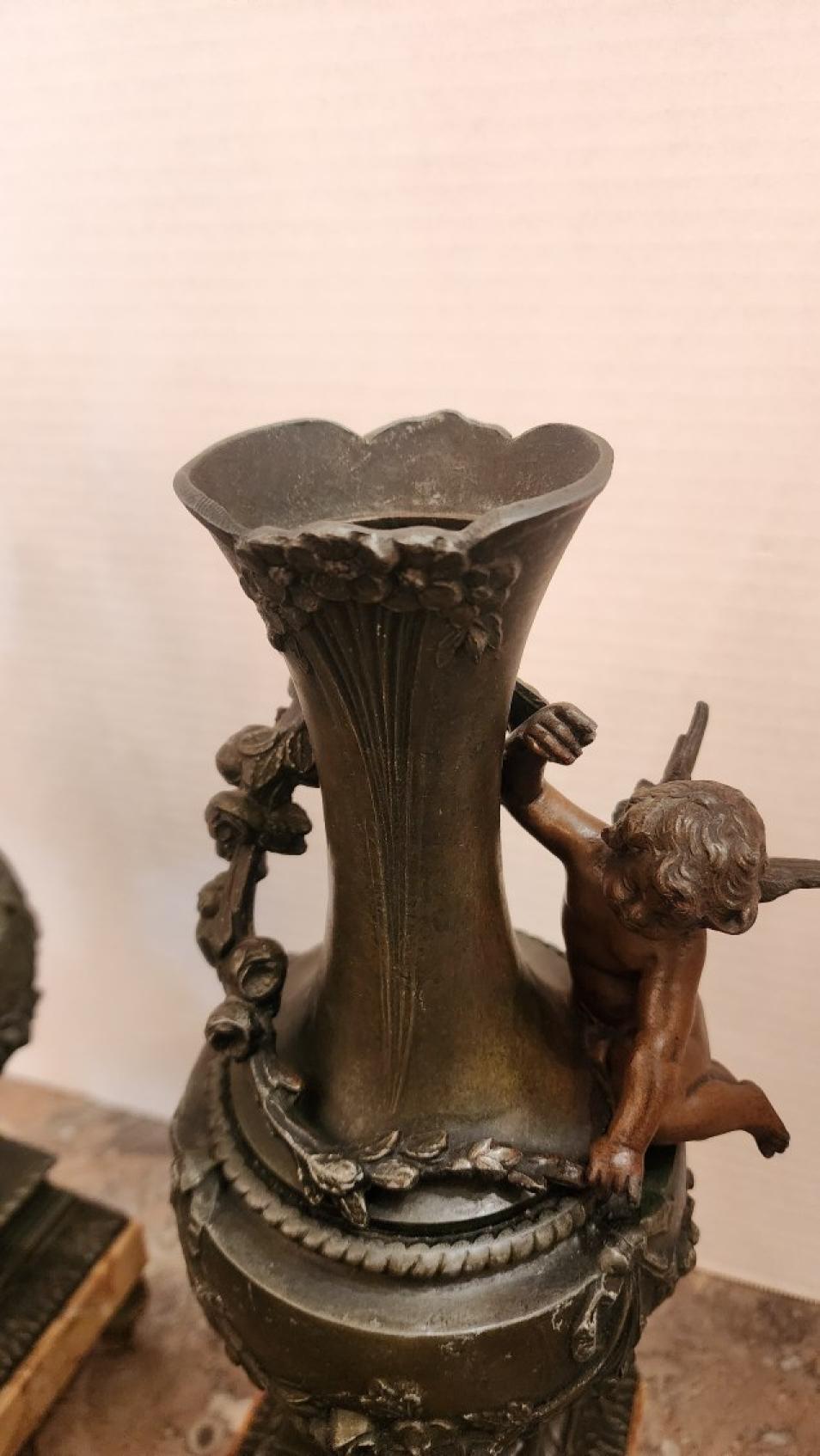 Calco Coppia di vasi ornamentali Cherubini in bronzo in vendita