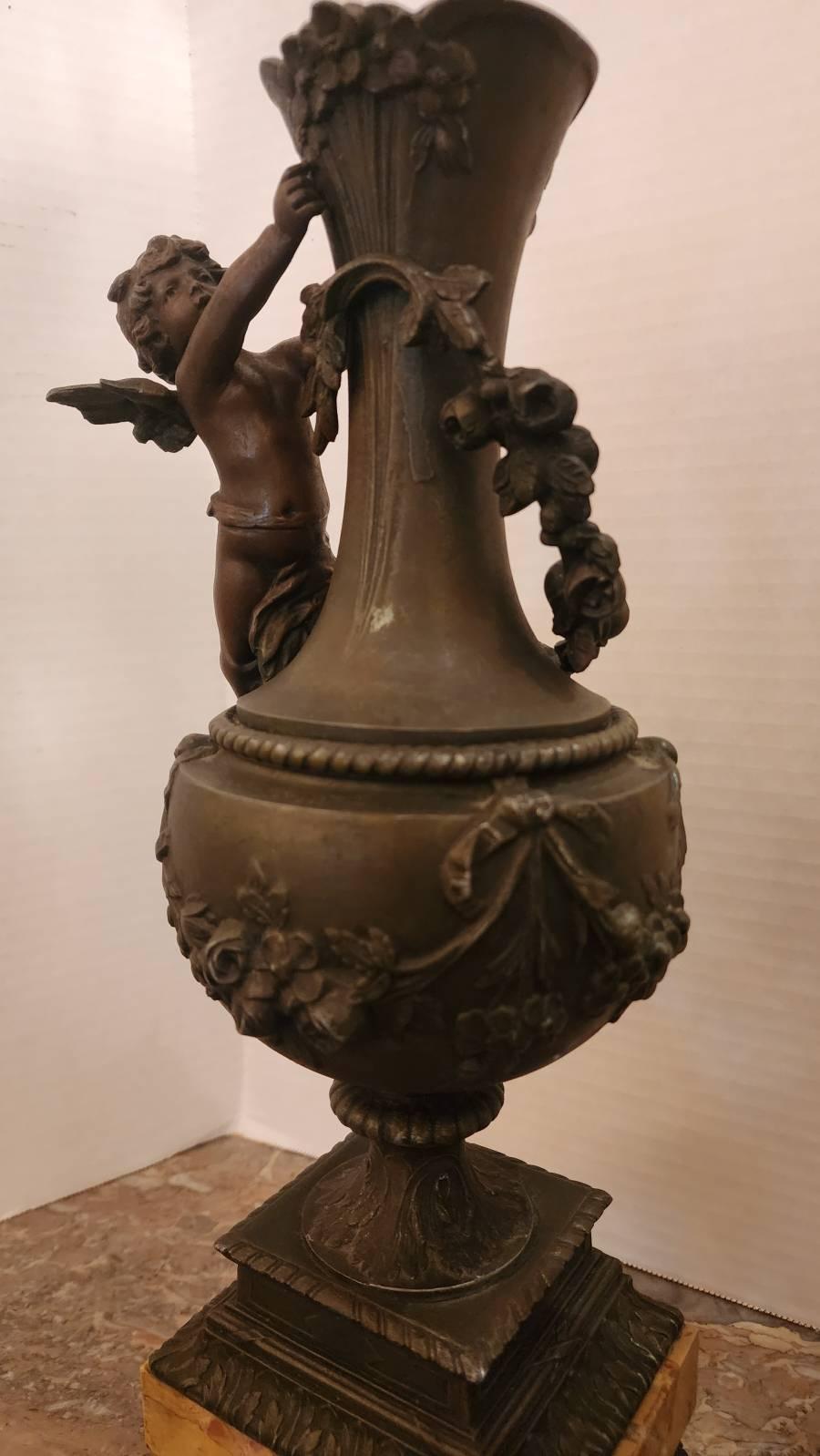 Inizio XX secolo Coppia di vasi ornamentali Cherubini in bronzo in vendita