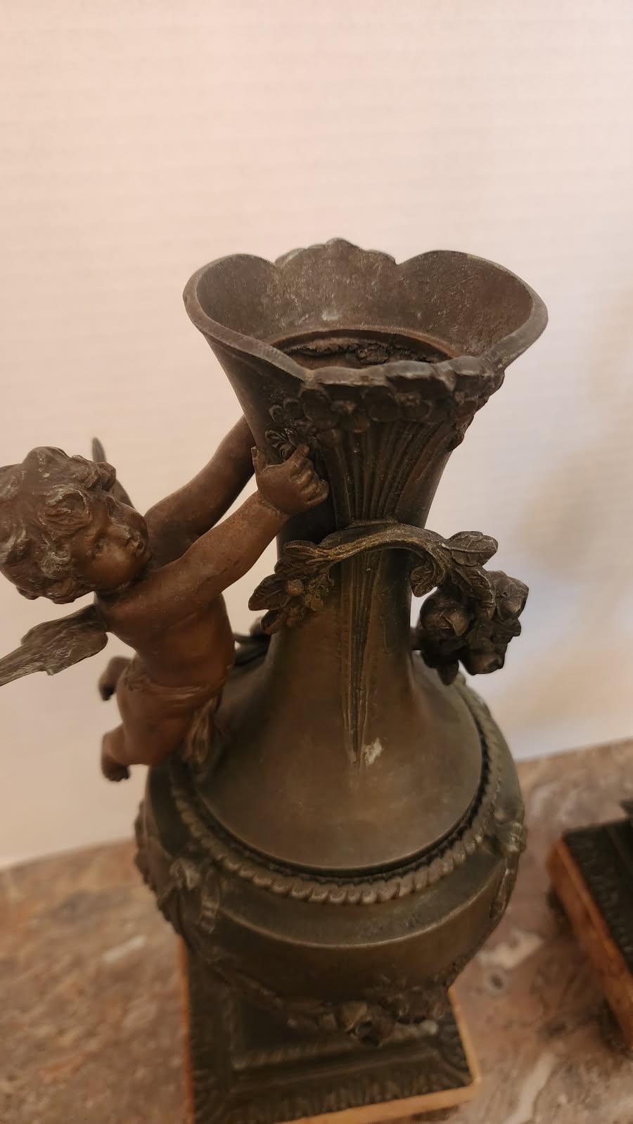 Bronzo Coppia di vasi ornamentali Cherubini in bronzo in vendita