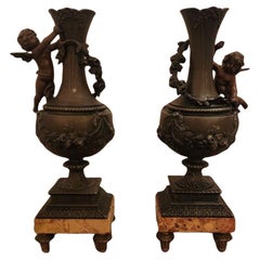 Paire de vases ornementaux en bronze avec chérubins