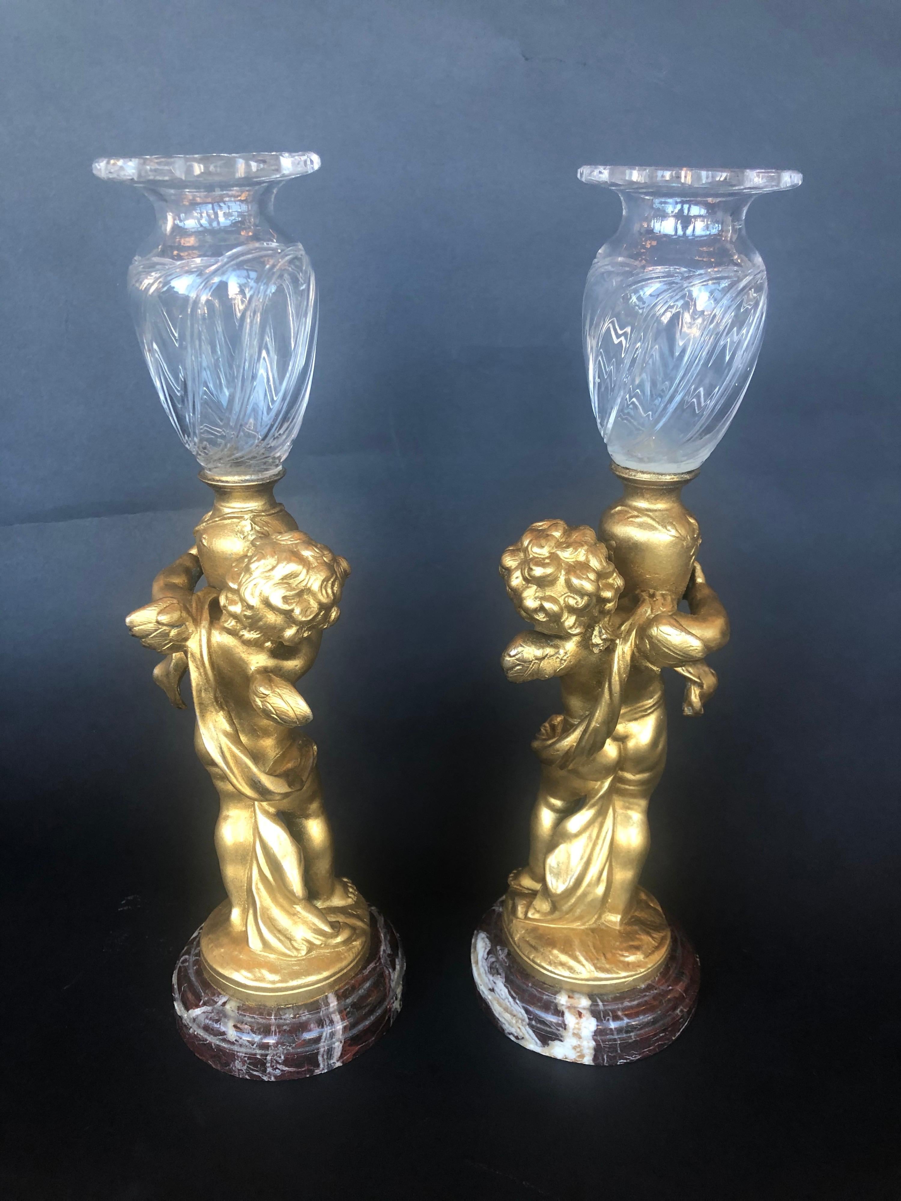Paar bronzene Putten mit Glasvasen (Bronze) im Angebot