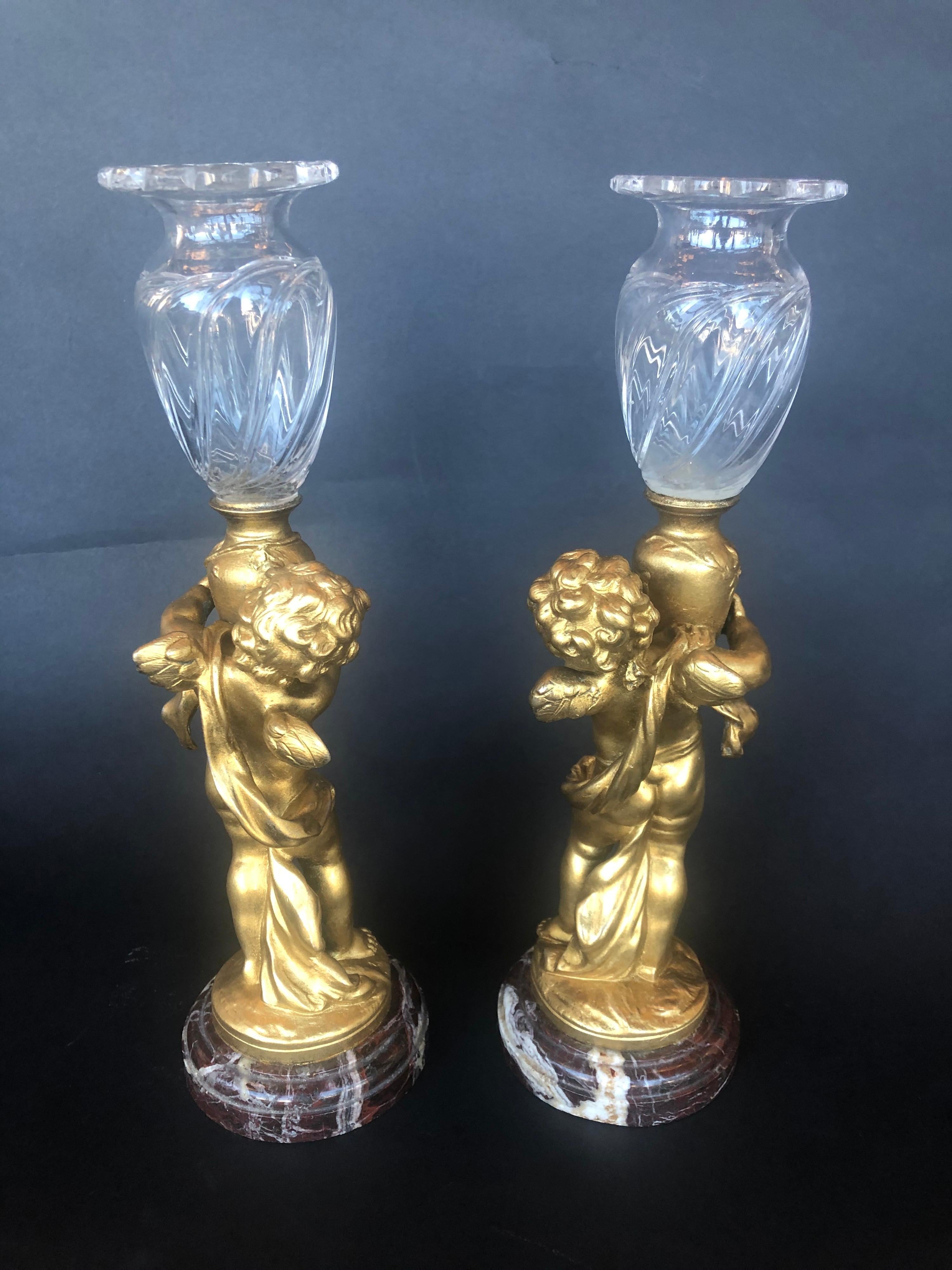 Bronzo Coppia di cherubini in bronzo con vasi di vetro in vendita