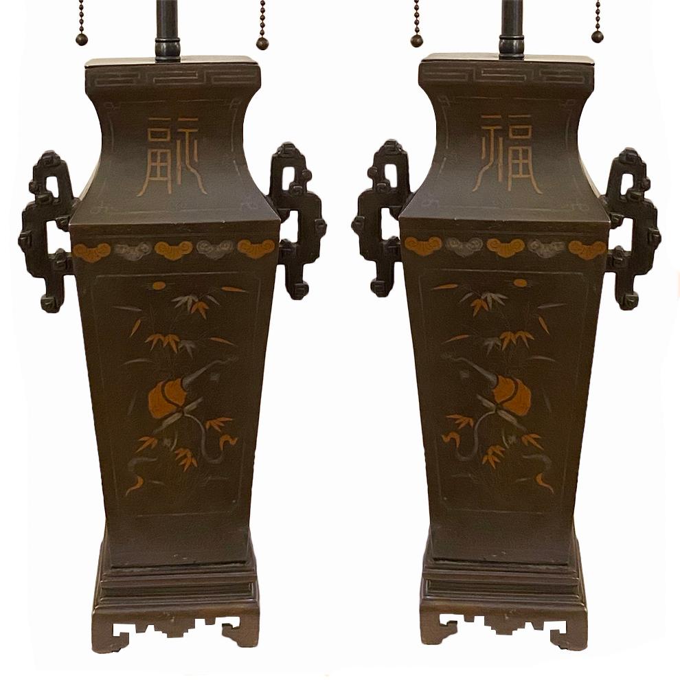 Une paire de lampes de table en bronze moulé et patiné datant des années 1950.

Mesures :
Hauteur du corps : 13.75