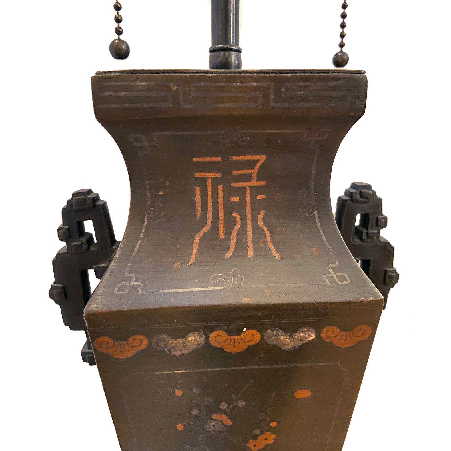 Chinois Paire de lampes chinoises en bronze en vente