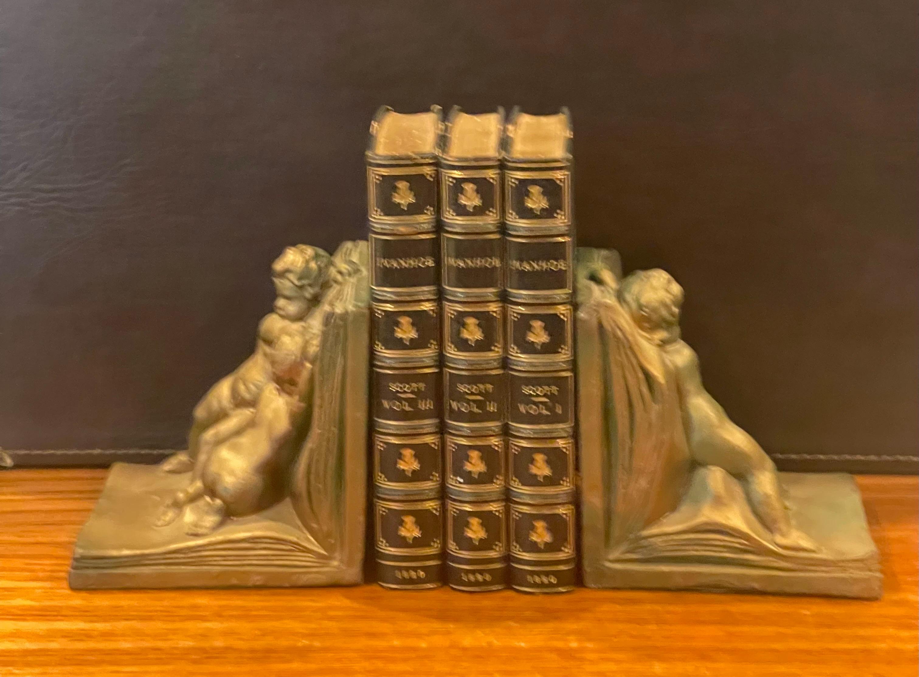 Américain Paire de serre-livres Art Déco en forme de chérubin recouverts de bronze par Art Bronze en vente