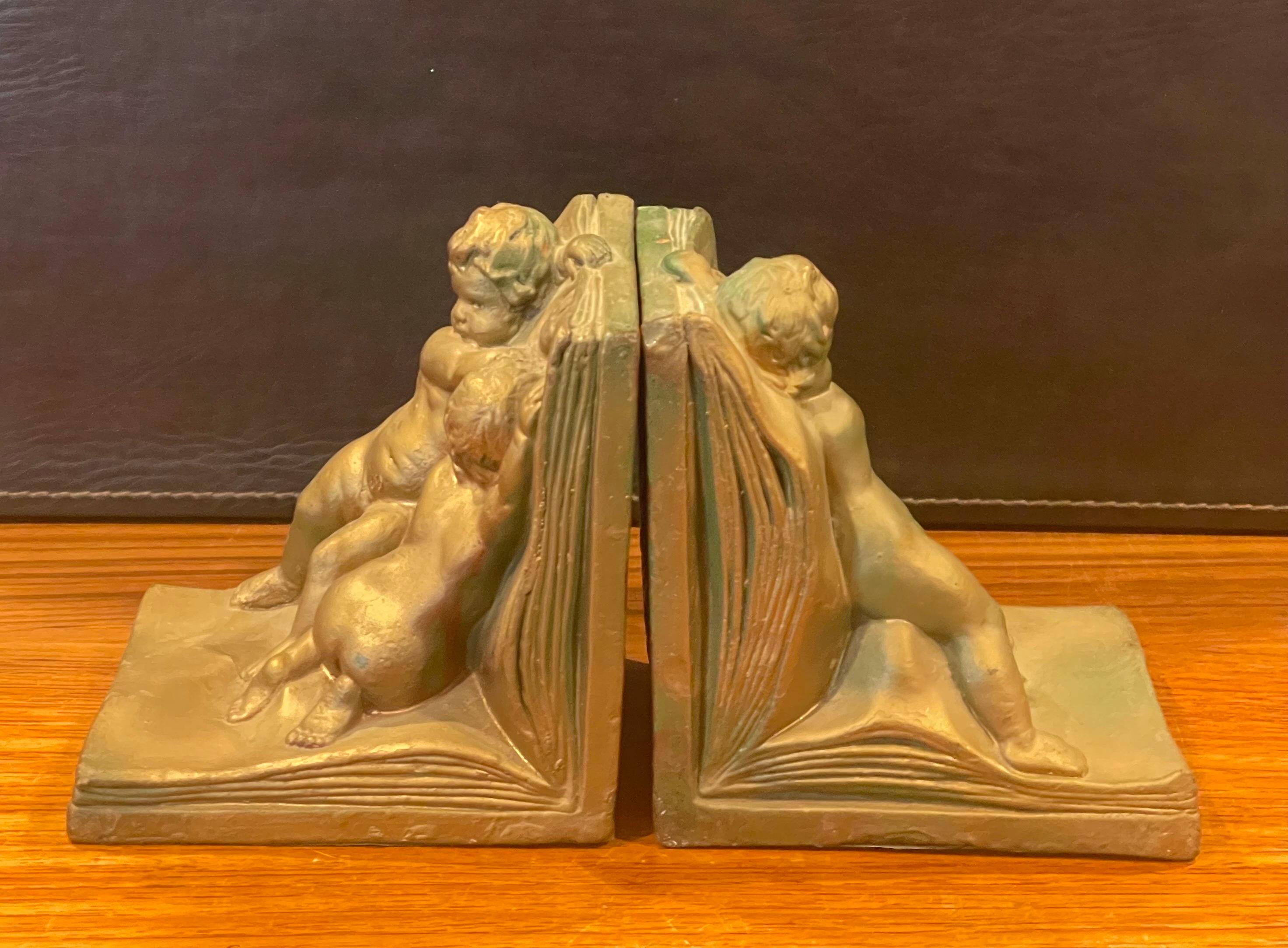 Paire de serre-livres Art Déco en forme de chérubin recouverts de bronze par Art Bronze Bon état - En vente à San Diego, CA