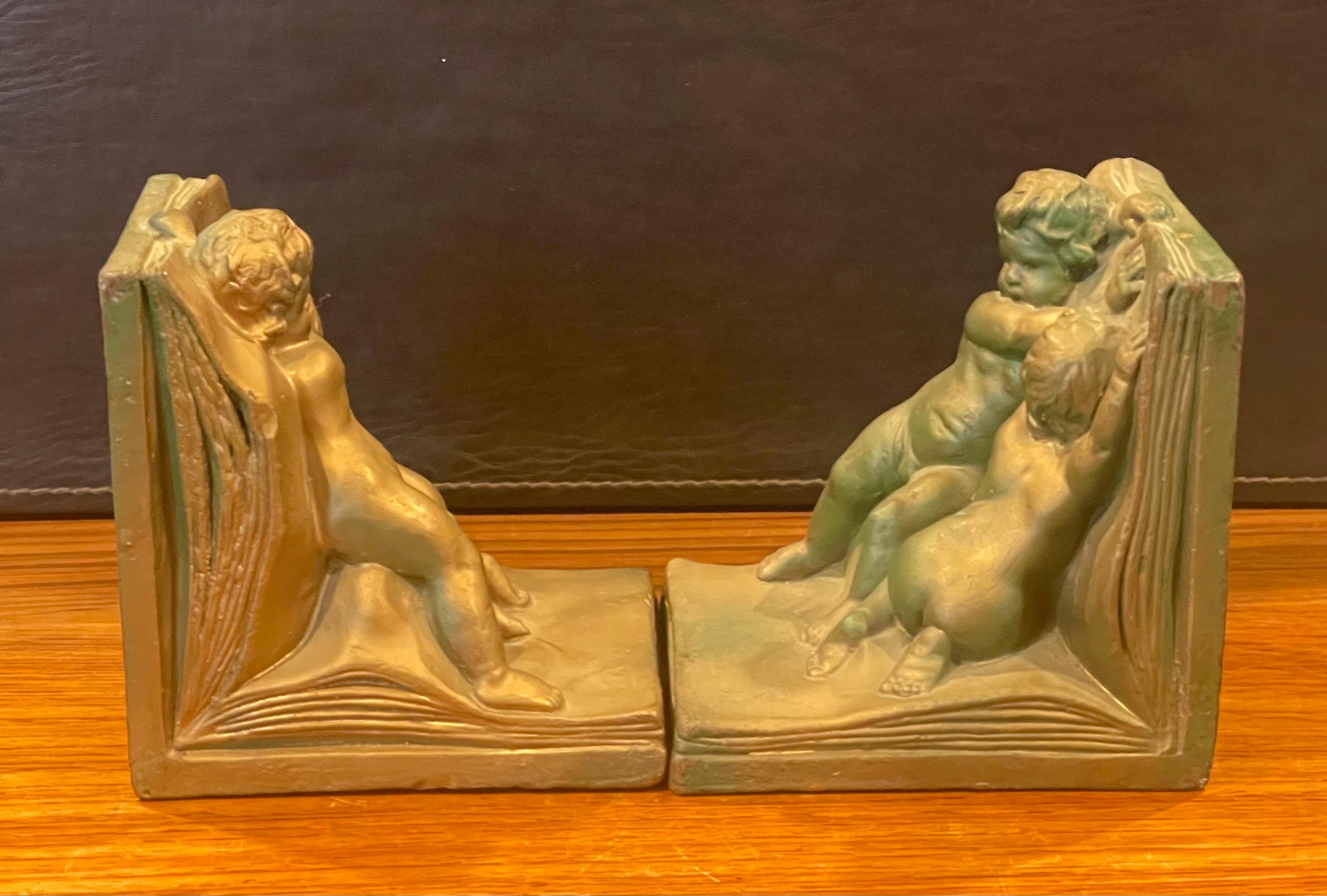 Paire de serre-livres Art Déco en forme de chérubin recouverts de bronze par Art Bronze en vente 3