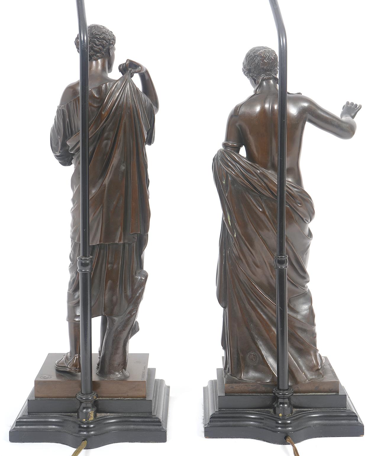 Paire de lampes en bronze à figures classiques, A.I.C. par F. Barbedienne Fondeur en vente 3