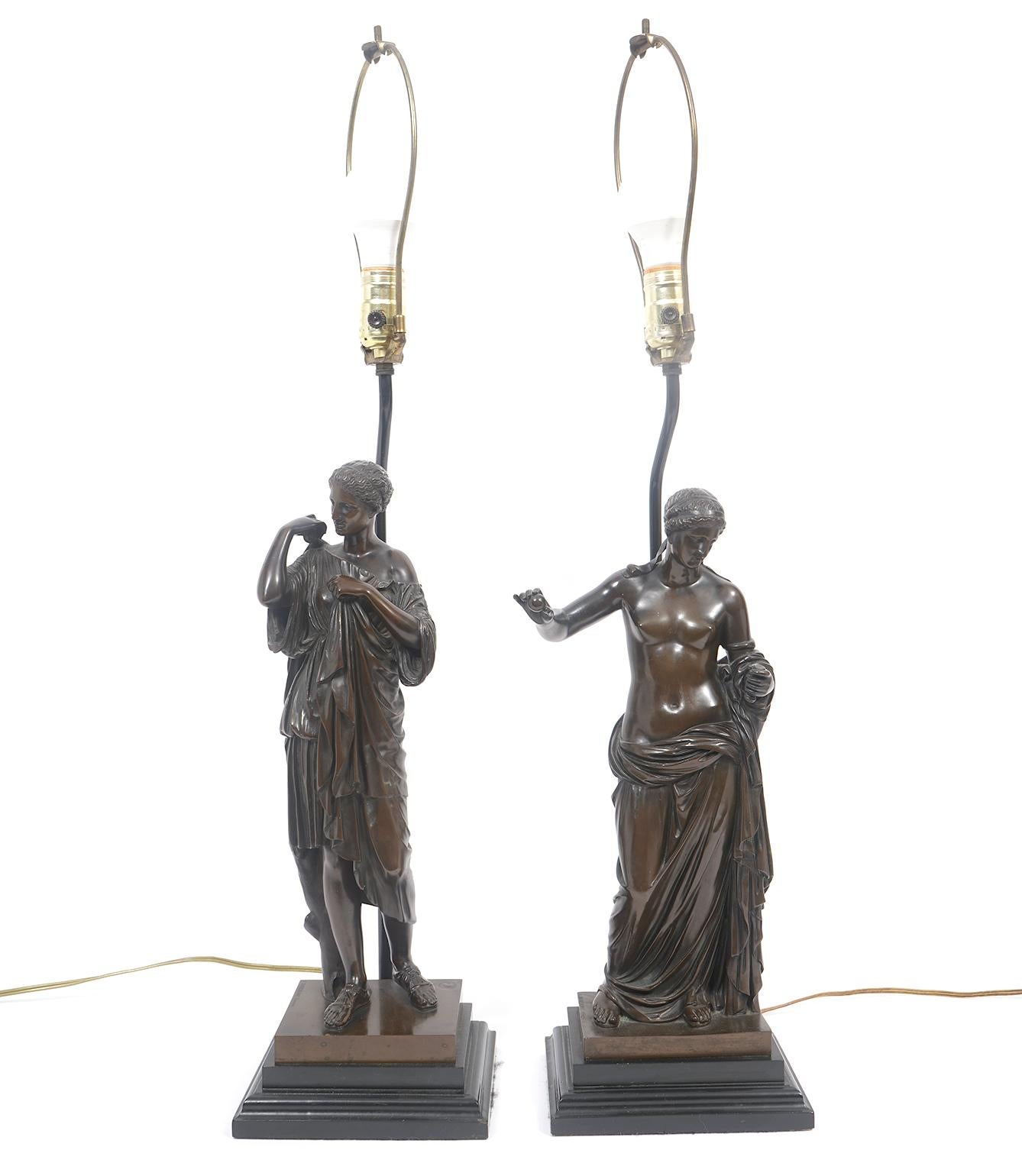 Français Paire de lampes en bronze à figures classiques, A.I.C. par F. Barbedienne Fondeur en vente