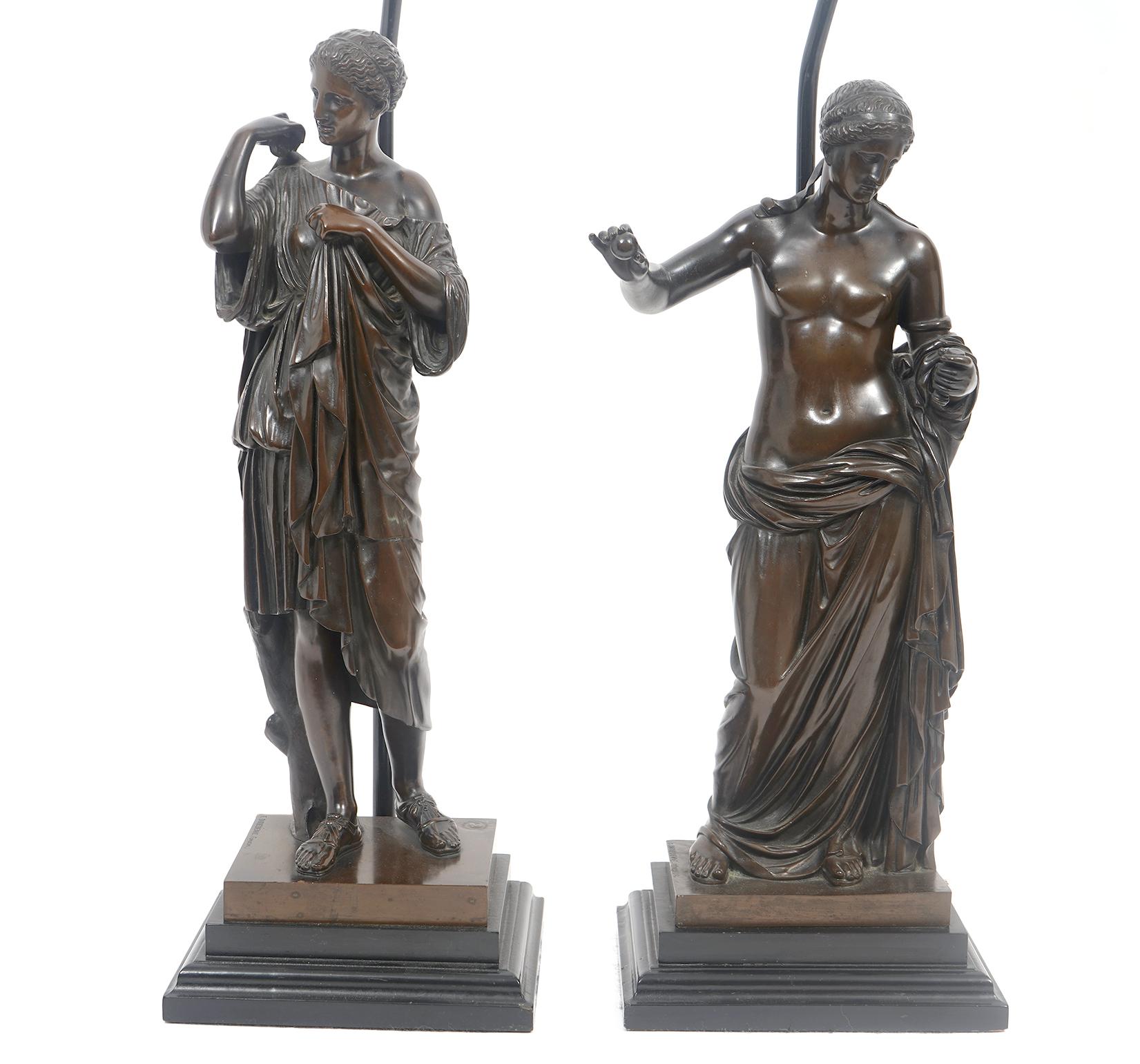 Moulage Paire de lampes en bronze à figures classiques, A.I.C. par F. Barbedienne Fondeur en vente