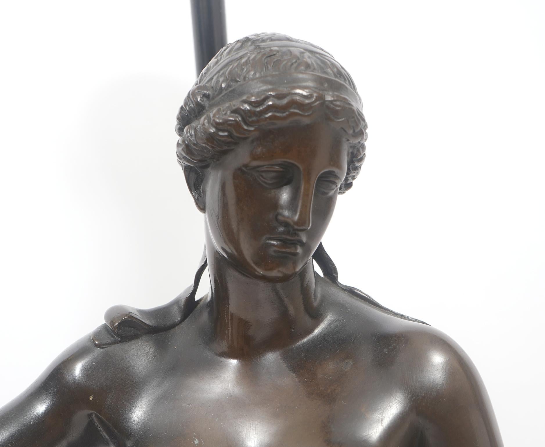 Paire de lampes en bronze à figures classiques, A.I.C. par F. Barbedienne Fondeur Bon état - En vente à Ft. Lauderdale, FL