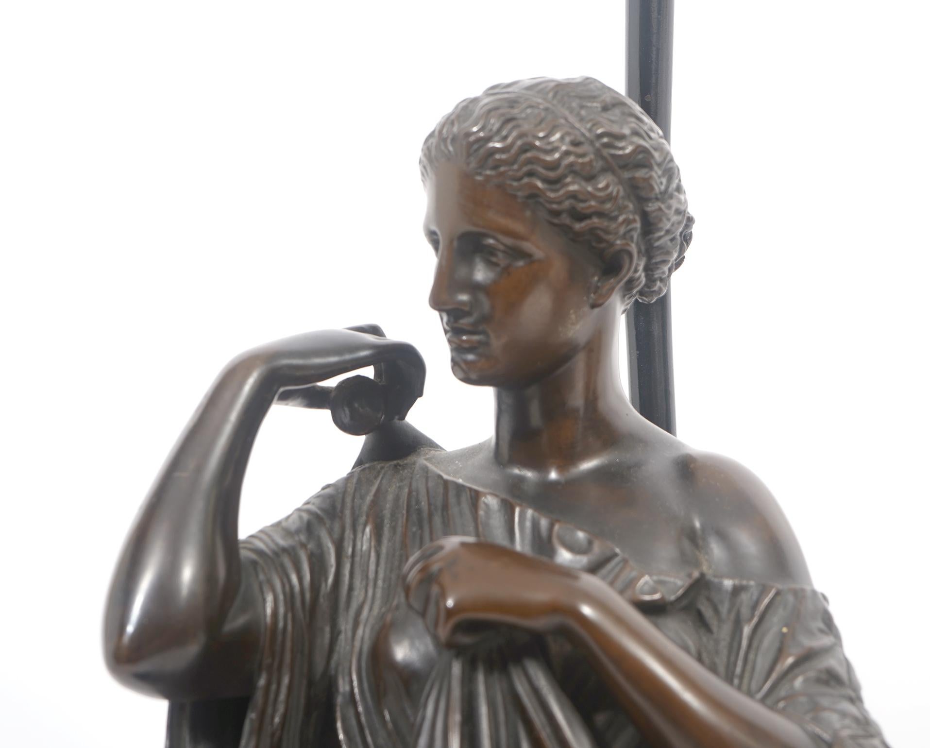 XIXe siècle Paire de lampes en bronze à figures classiques, A.I.C. par F. Barbedienne Fondeur en vente
