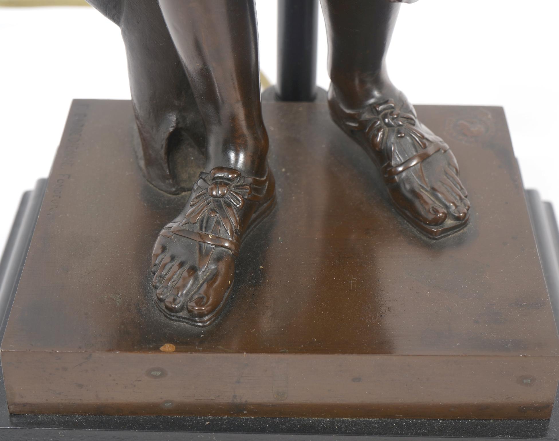 Paire de lampes en bronze à figures classiques, A.I.C. par F. Barbedienne Fondeur en vente 1