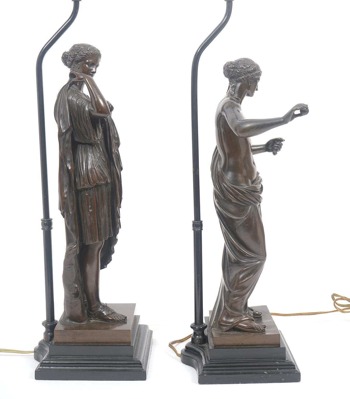 Paire de lampes en bronze à figures classiques, A.I.C. par F. Barbedienne Fondeur en vente 2