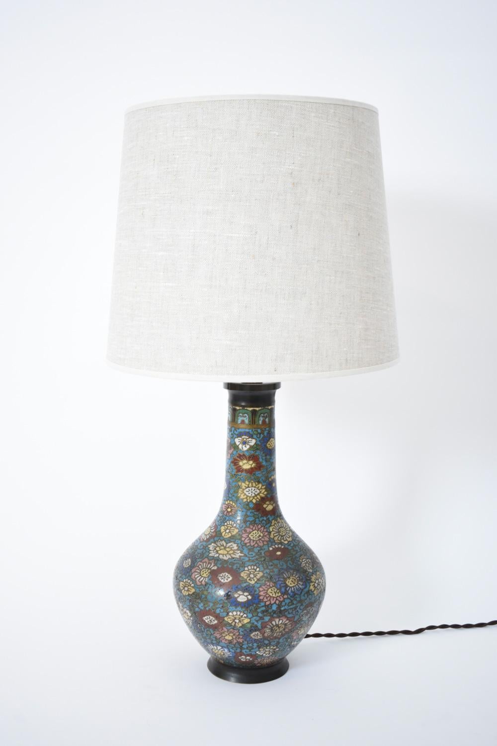 Pair of bronze cloisonné enamel lamps, XIXth c In Excellent Condition For Sale In Lisboa, PT