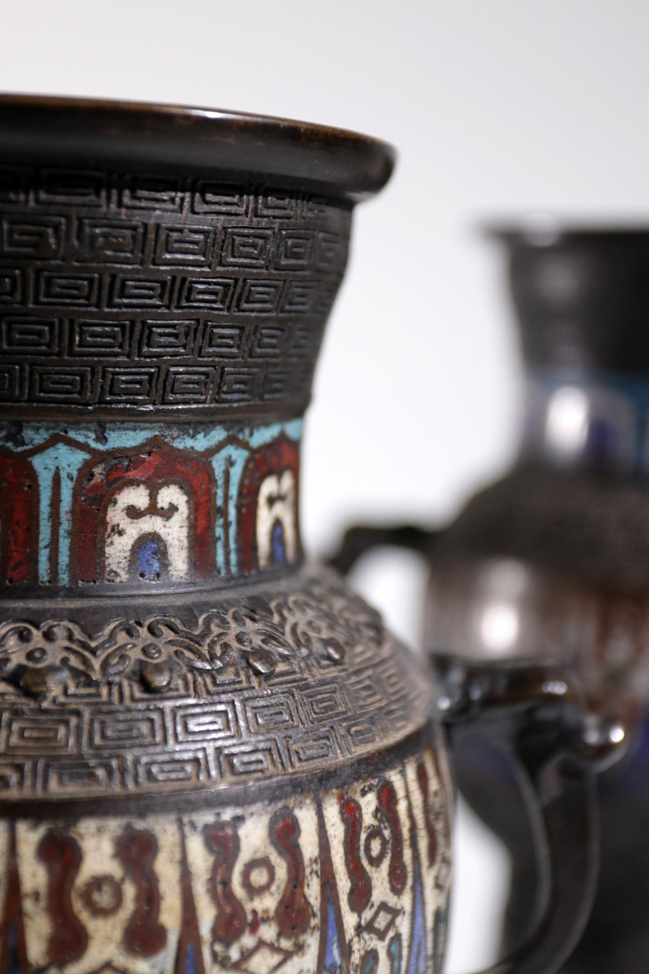 Paar Cloisonné-Vasen aus Bronze Japan Champlevé:: 19. Jahrhundert im Angebot 1