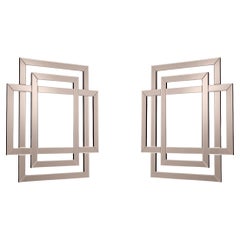 Paire de miroirs couleur bronze.