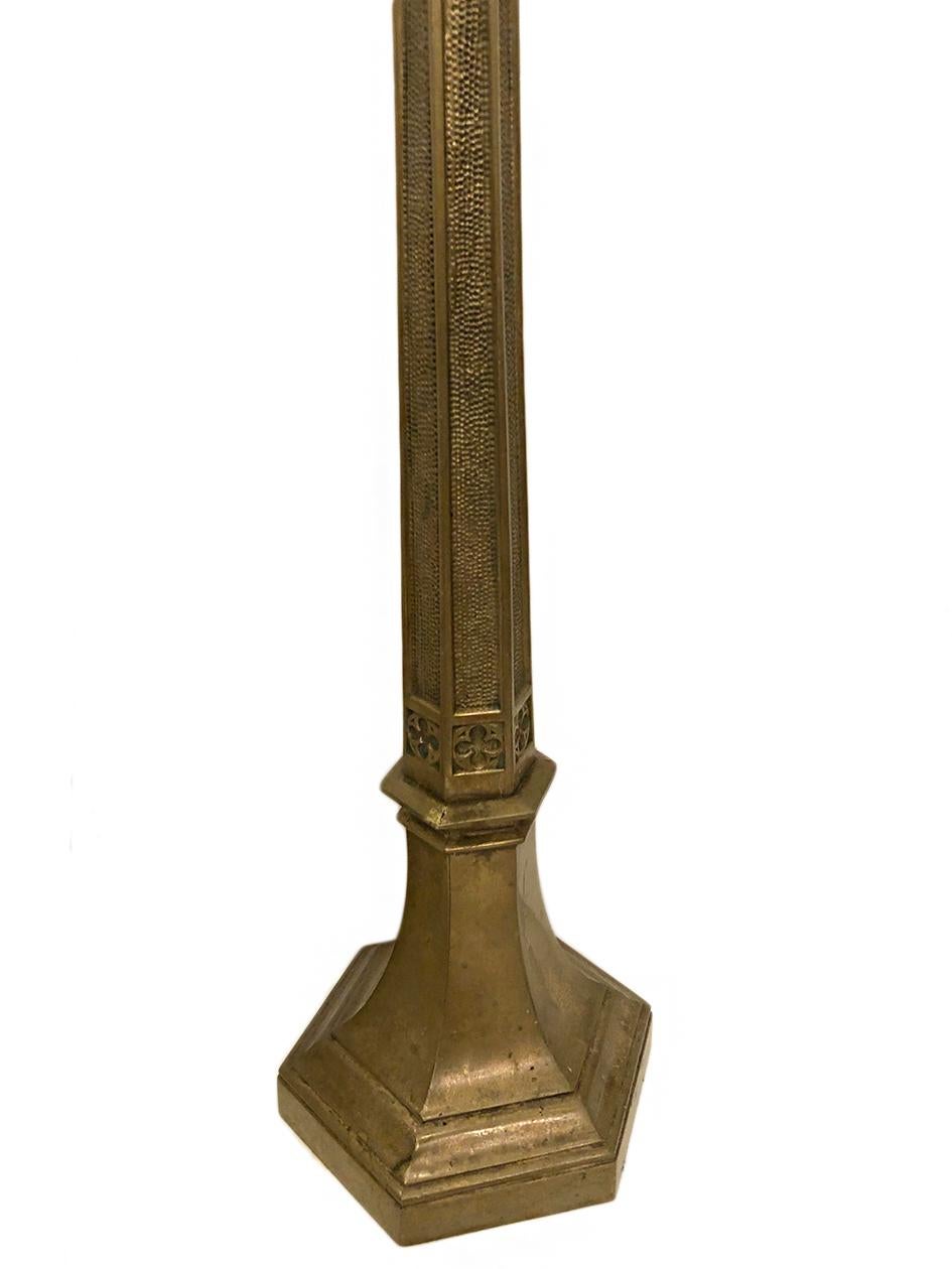 Paire de lampes de table en bronze, datant des années 1900, en forme de colonnes coniques. 

Mesures :
Hauteur du corps 24
Hauteur jusqu'à l'appui de l'abat-jour 35