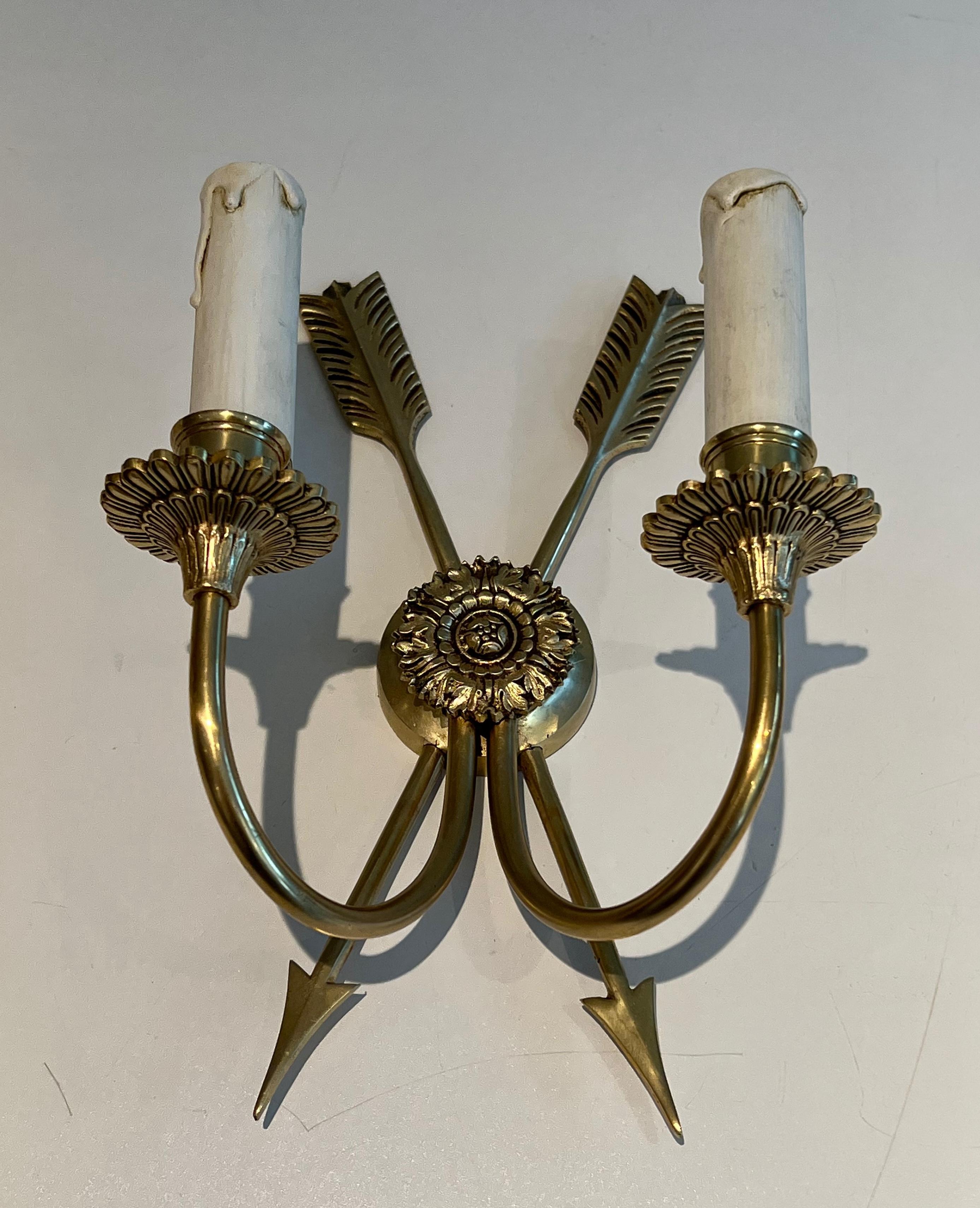 Francese Coppia di lampade da parete in bronzo Cross Arrows in vendita