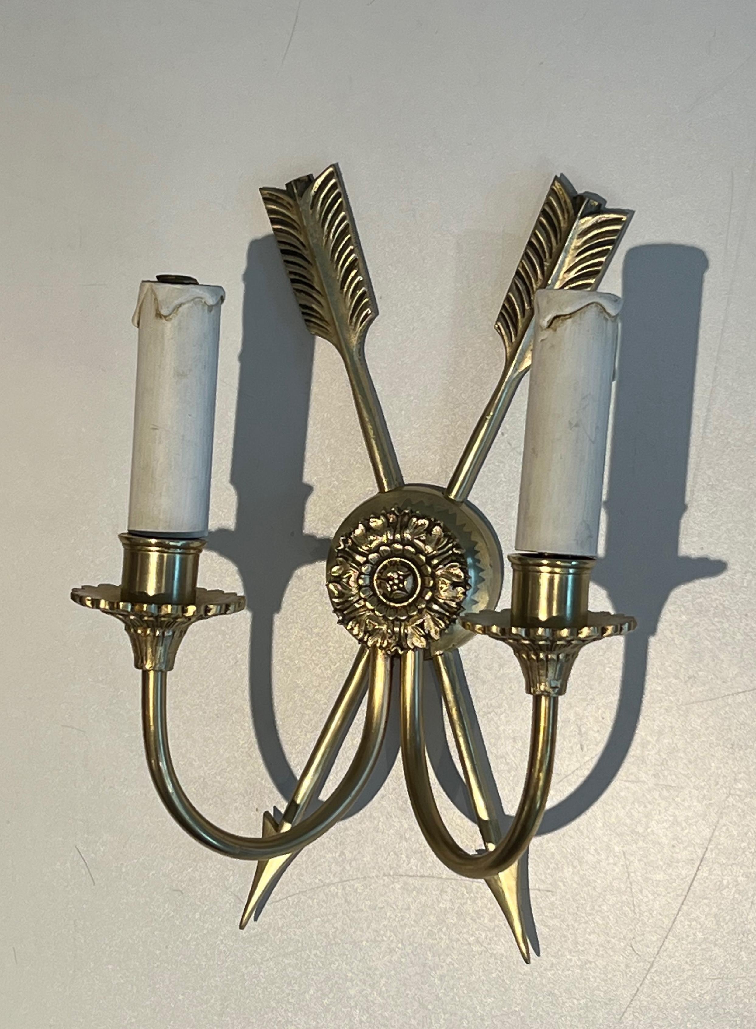 Metà XX secolo Coppia di lampade da parete in bronzo Cross Arrows in vendita