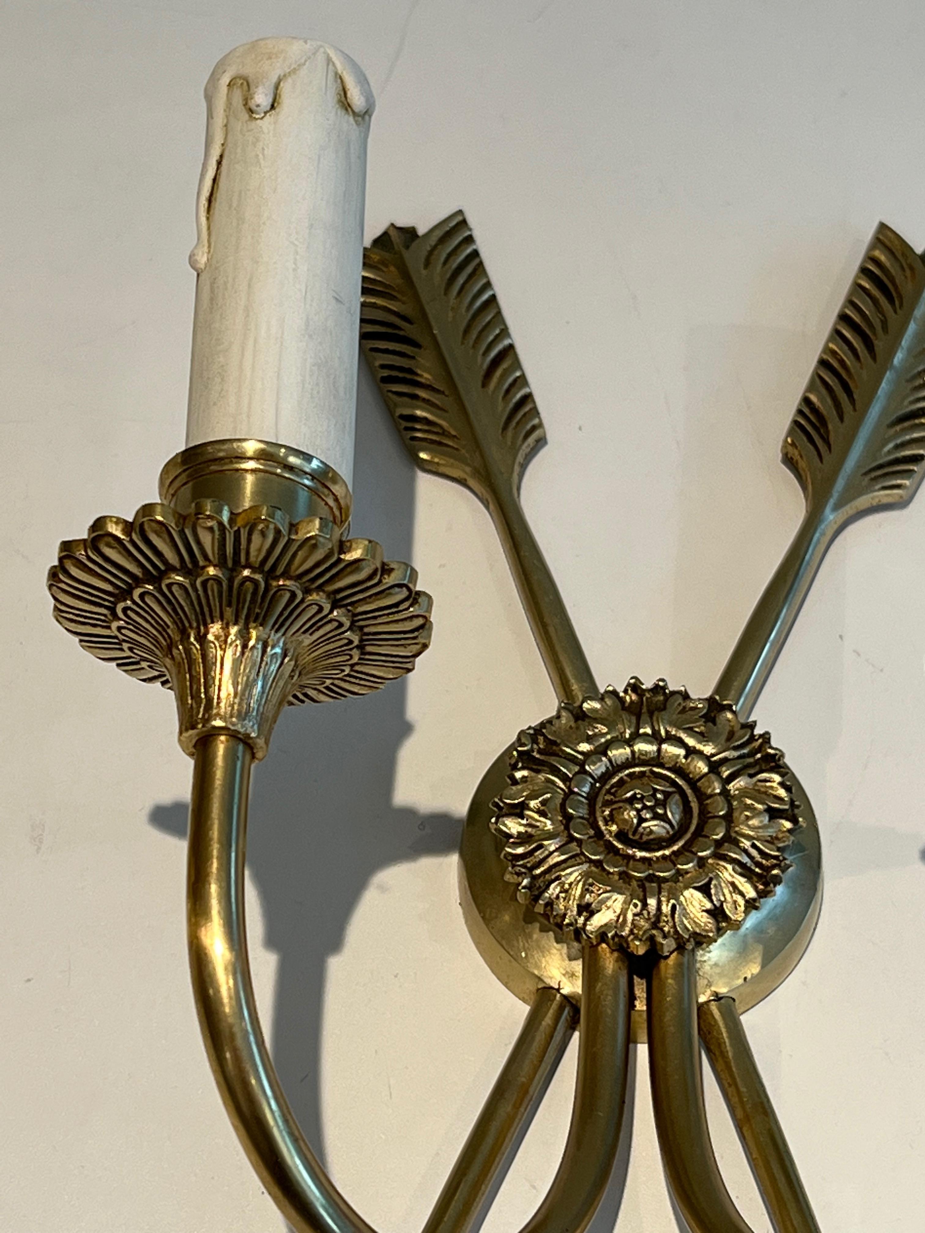 Coppia di lampade da parete in bronzo Cross Arrows in vendita 1