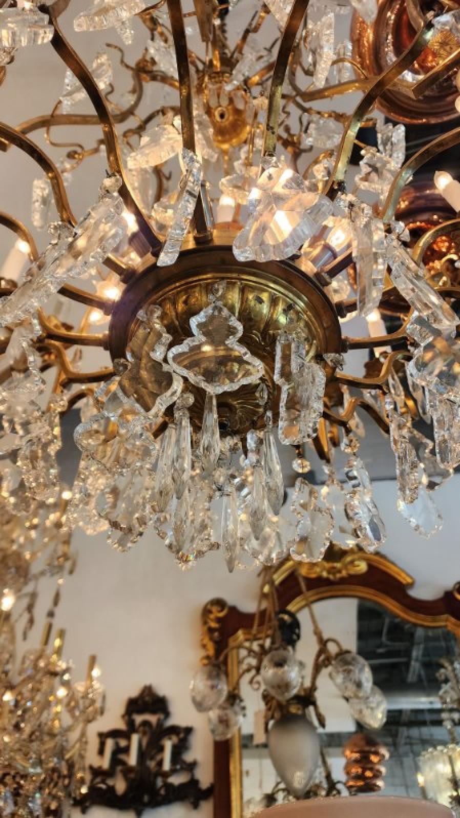 Francese Coppia di lampadari di cristallo in bronzo in vendita