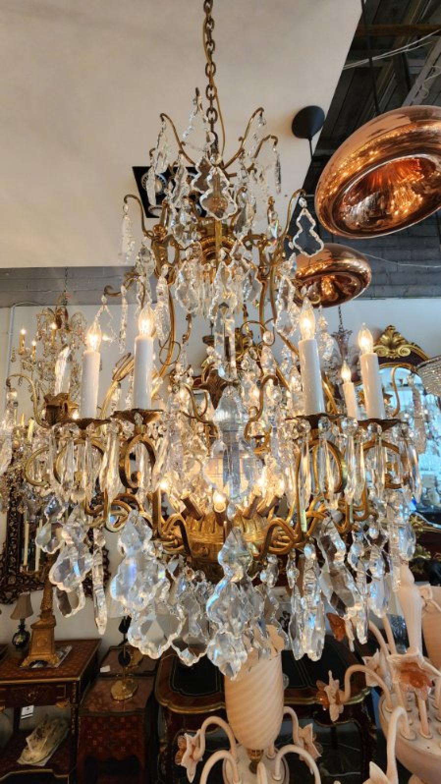 Ottone Coppia di lampadari di cristallo in bronzo in vendita