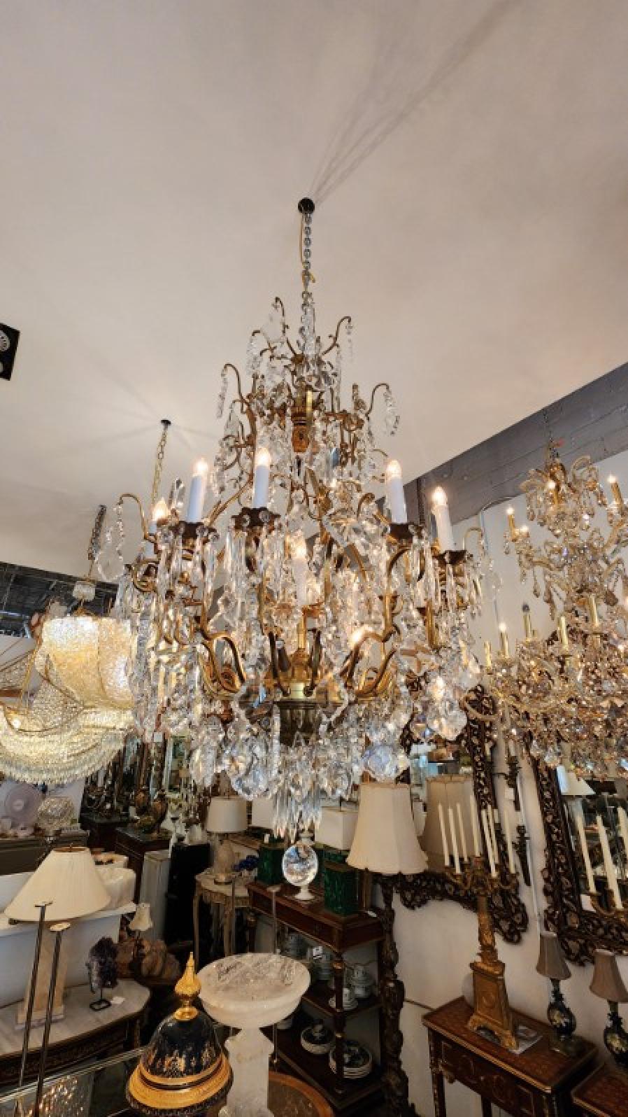 Coppia di lampadari di cristallo in bronzo in vendita 1