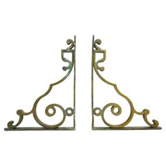 Paire de supports d'étagères incurvés en bronze avec tourbillons