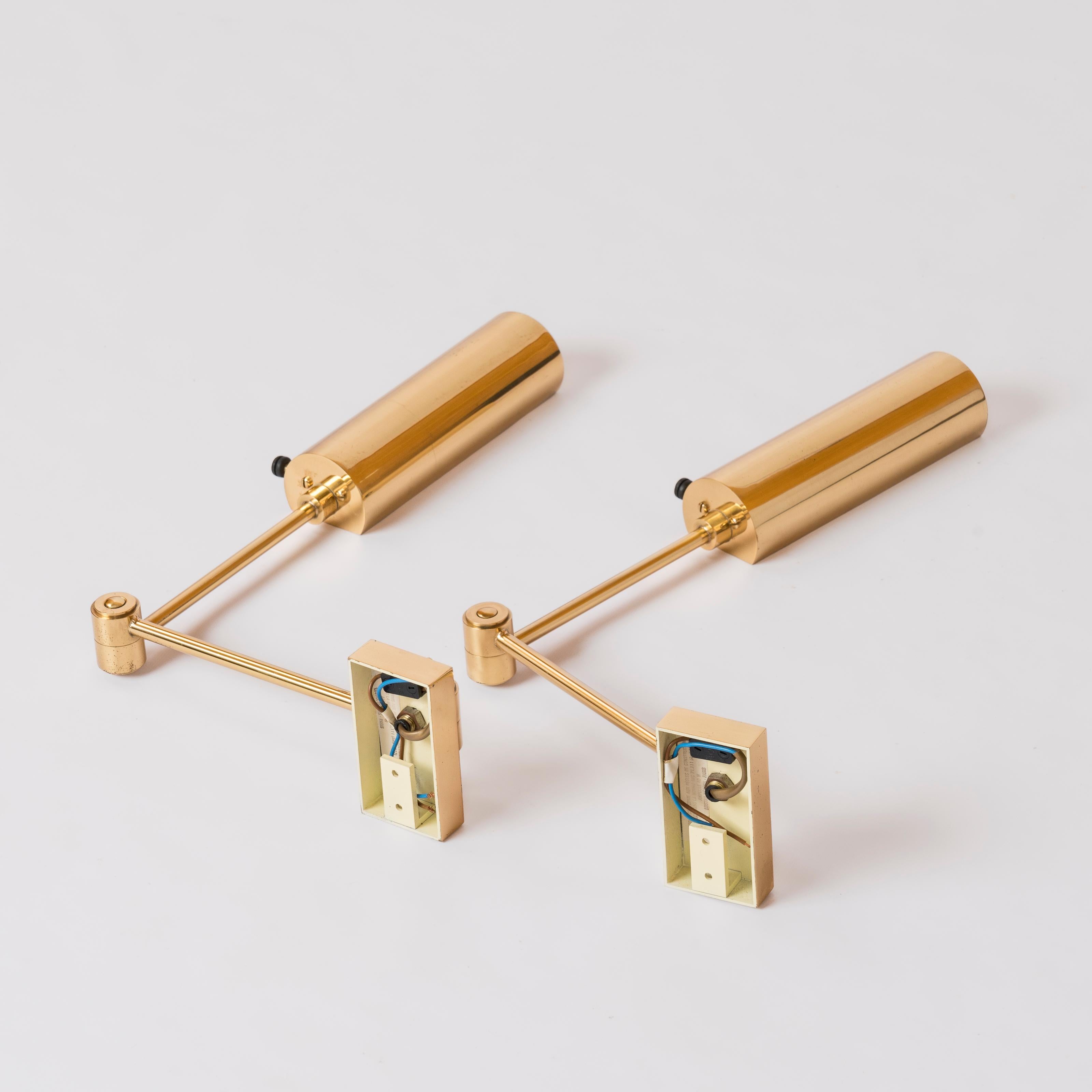 Pair of polished bronze wall-mounted reading lights designed by Christian Liaigre and produced by Manufactor.
Two connected, adjustable arms allow for adjustment of the extension depth. The lampshade, with its small bakelite handle, Liaigre's
