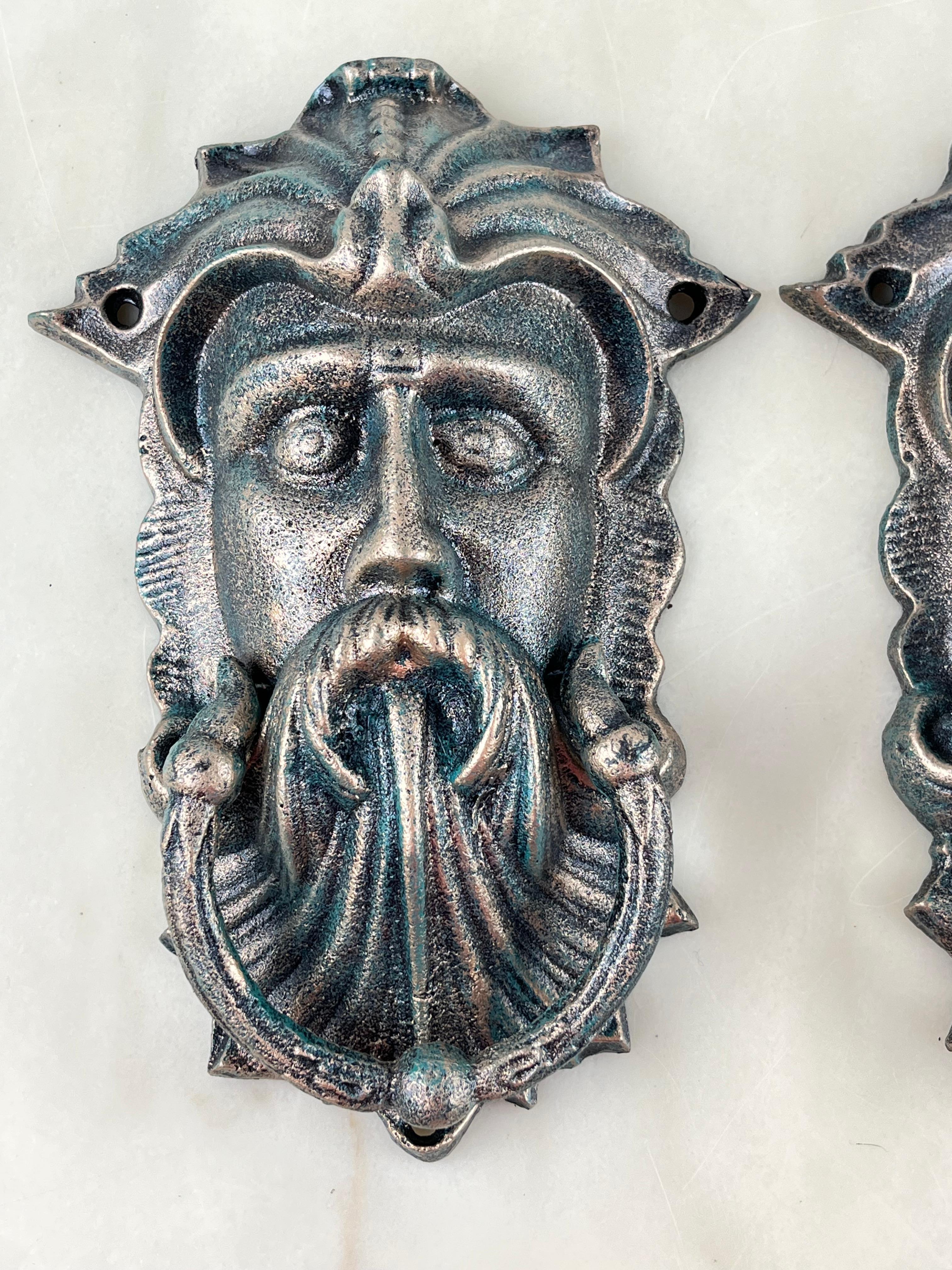 Paar Türklopfer aus Bronze, Italien, 1980er Jahre
Sie wurden in einem Lagerhaus gefunden und sind nie benutzt worden. Intakt und in ausgezeichnetem Zustand. Kleine Anzeichen von Alterung.