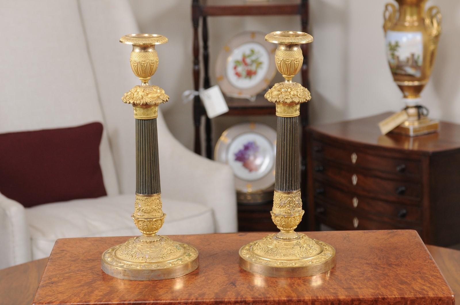 Paar Bronze-Dore-Kerzenständer mit Laubmuster, Frankreich, frühes 19. Jahrhundert im Angebot 7