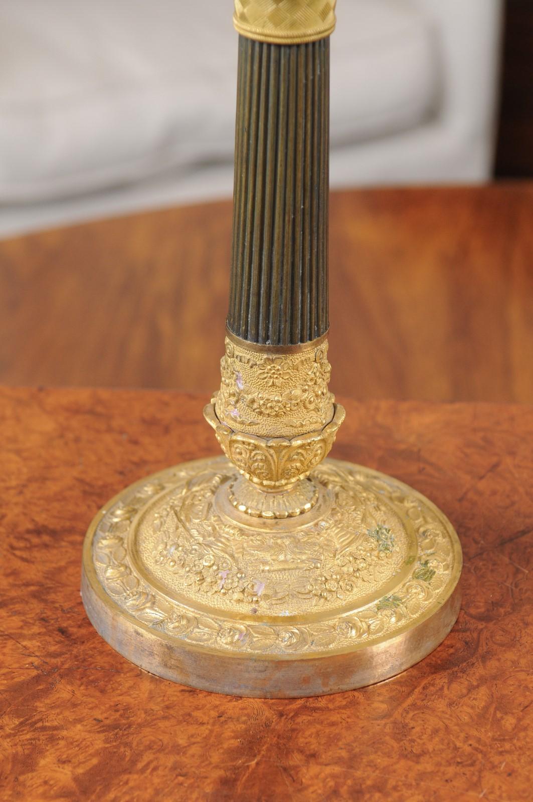 Coppia di candelabri Dore in bronzo con motivo a fogliame, Francia, inizio XIX secolo in vendita 9