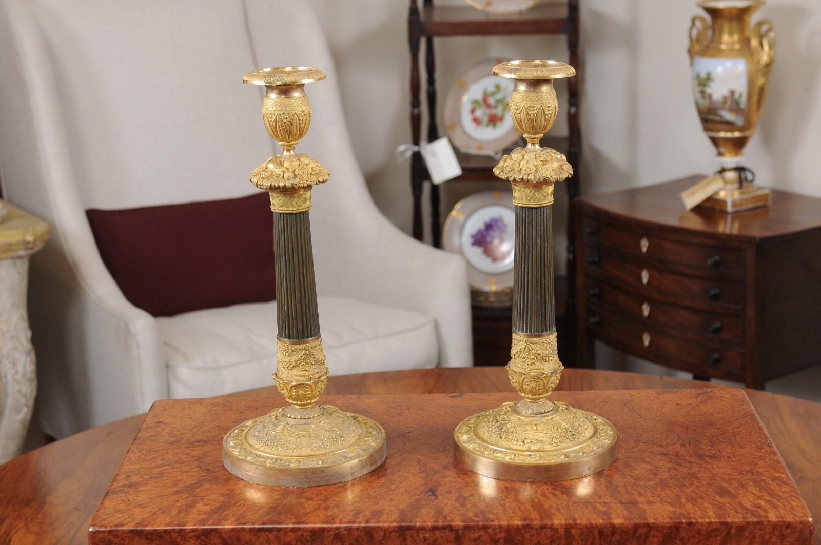Paar Bronze-Dore-Kerzenständer mit Laubmuster, Frankreich, frühes 19. Jahrhundert im Angebot 1