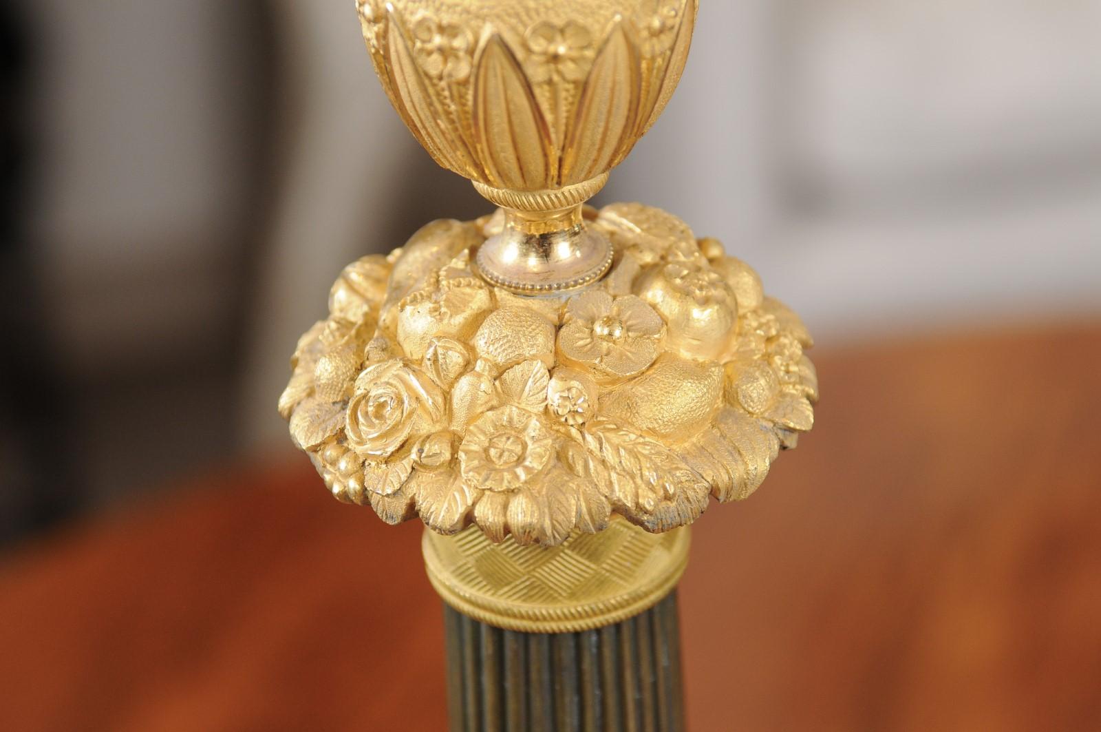 Paar Bronze-Dore-Kerzenständer mit Laubmuster, Frankreich, frühes 19. Jahrhundert im Angebot 6