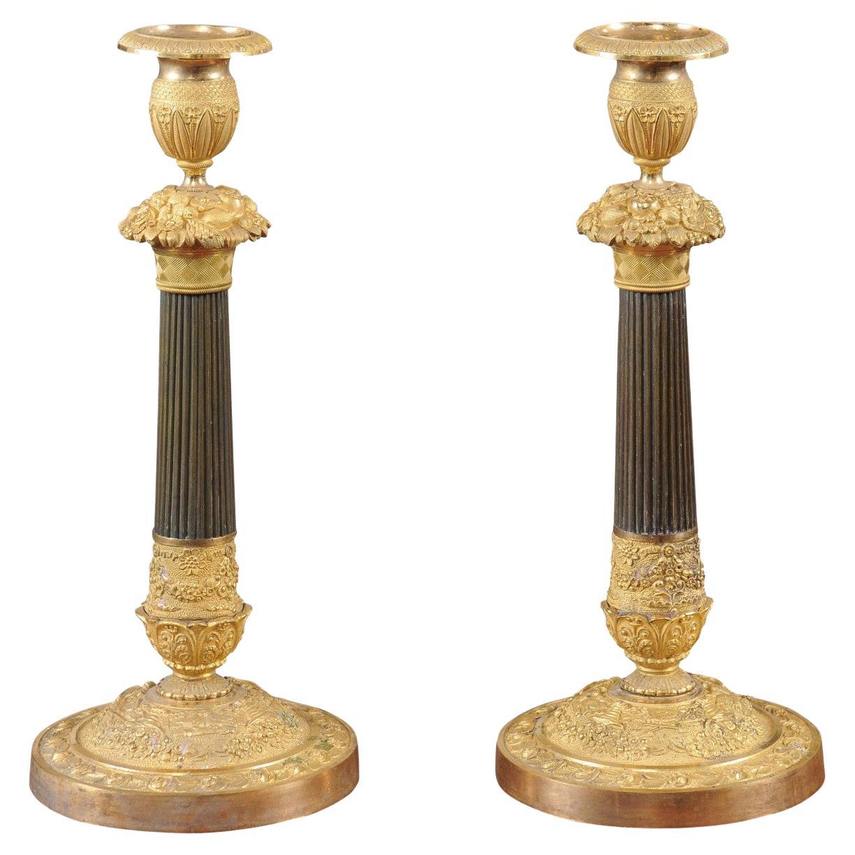 Paar Bronze-Dore-Kerzenständer mit Laubmuster, Frankreich, frühes 19. Jahrhundert im Angebot