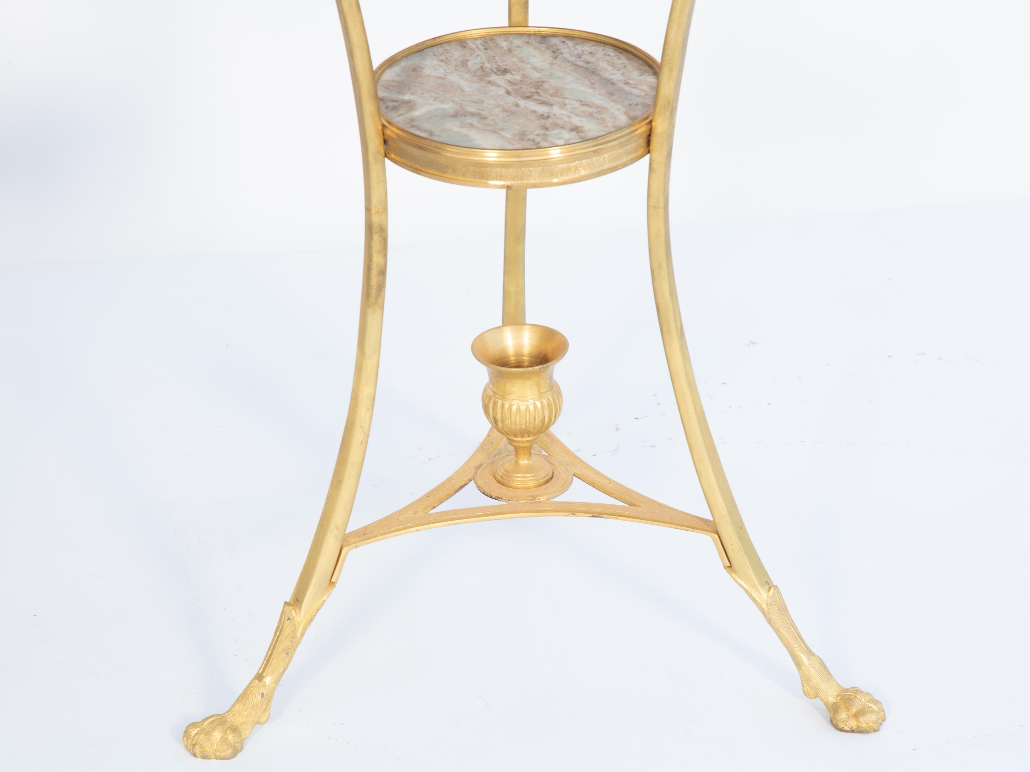 Neoclassico Coppia di gueridoni Dore in bronzo con piani rotondi in marmo e piedi a zampa pelosa in vendita