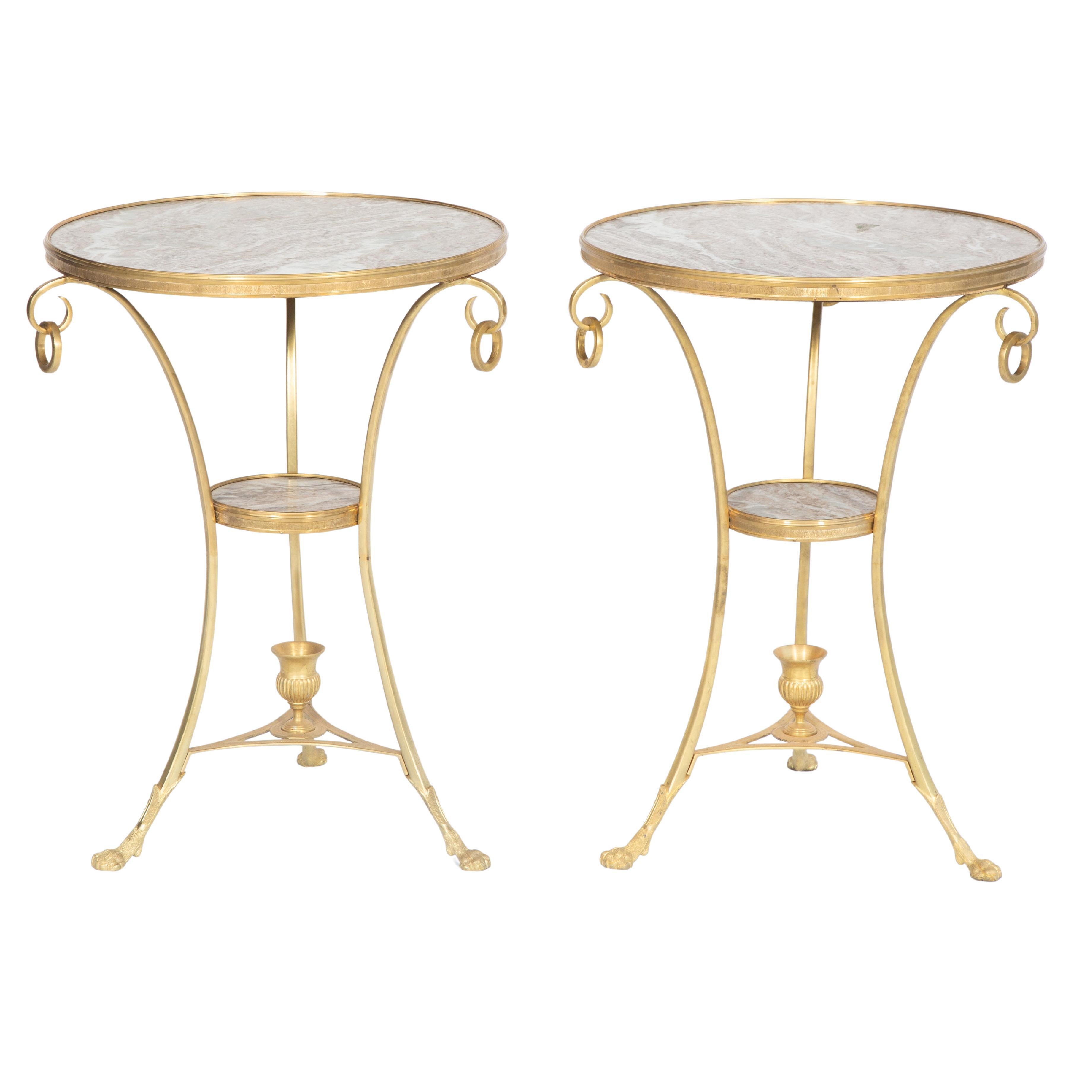 Paire de guéridons dorés en bronze avec dessus rond en marbre et pieds en pattes cheveux