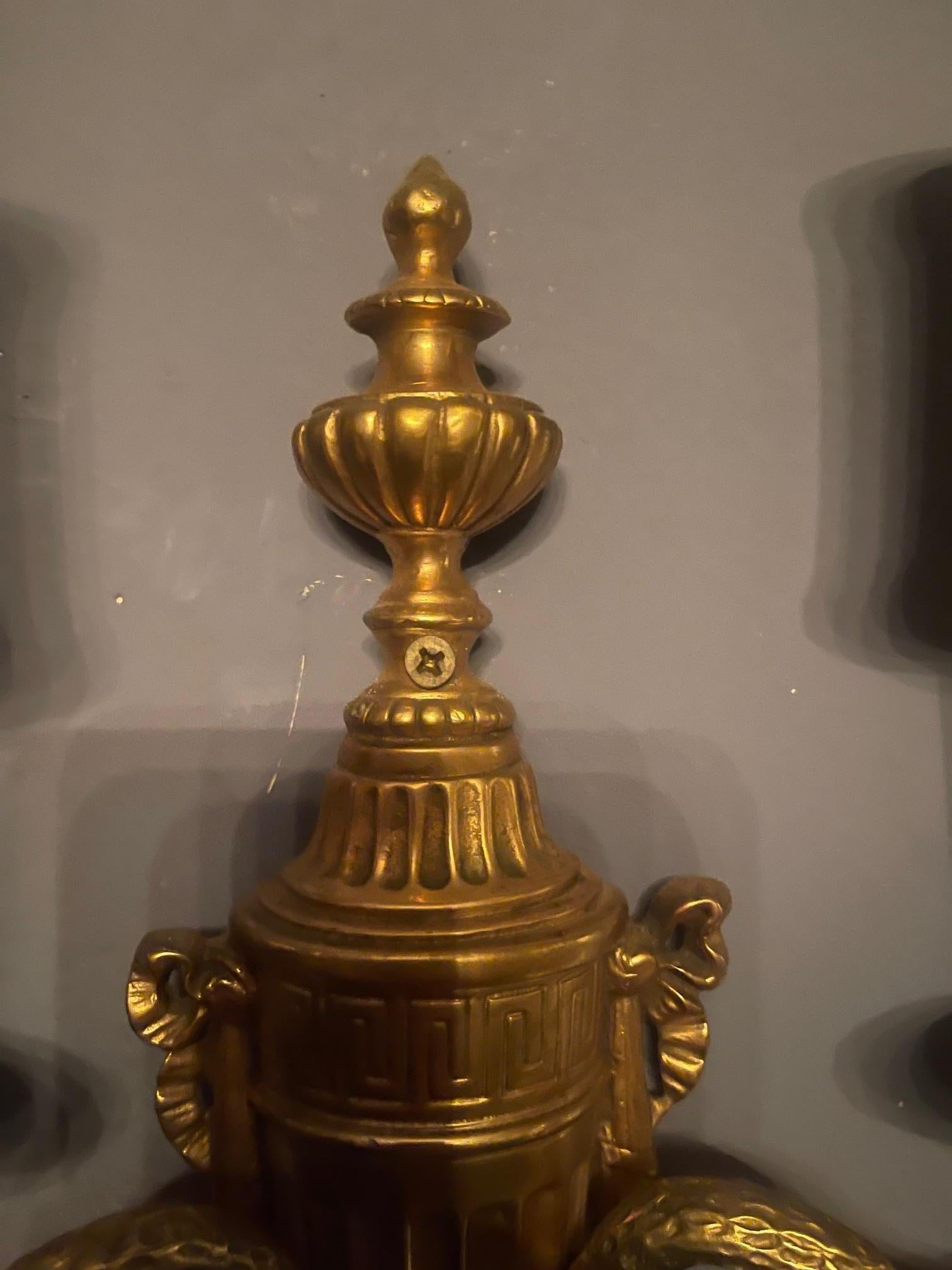Americano Coppia di lampade a due bracci in bronzo Dore con paralumi, fine XX secolo in vendita